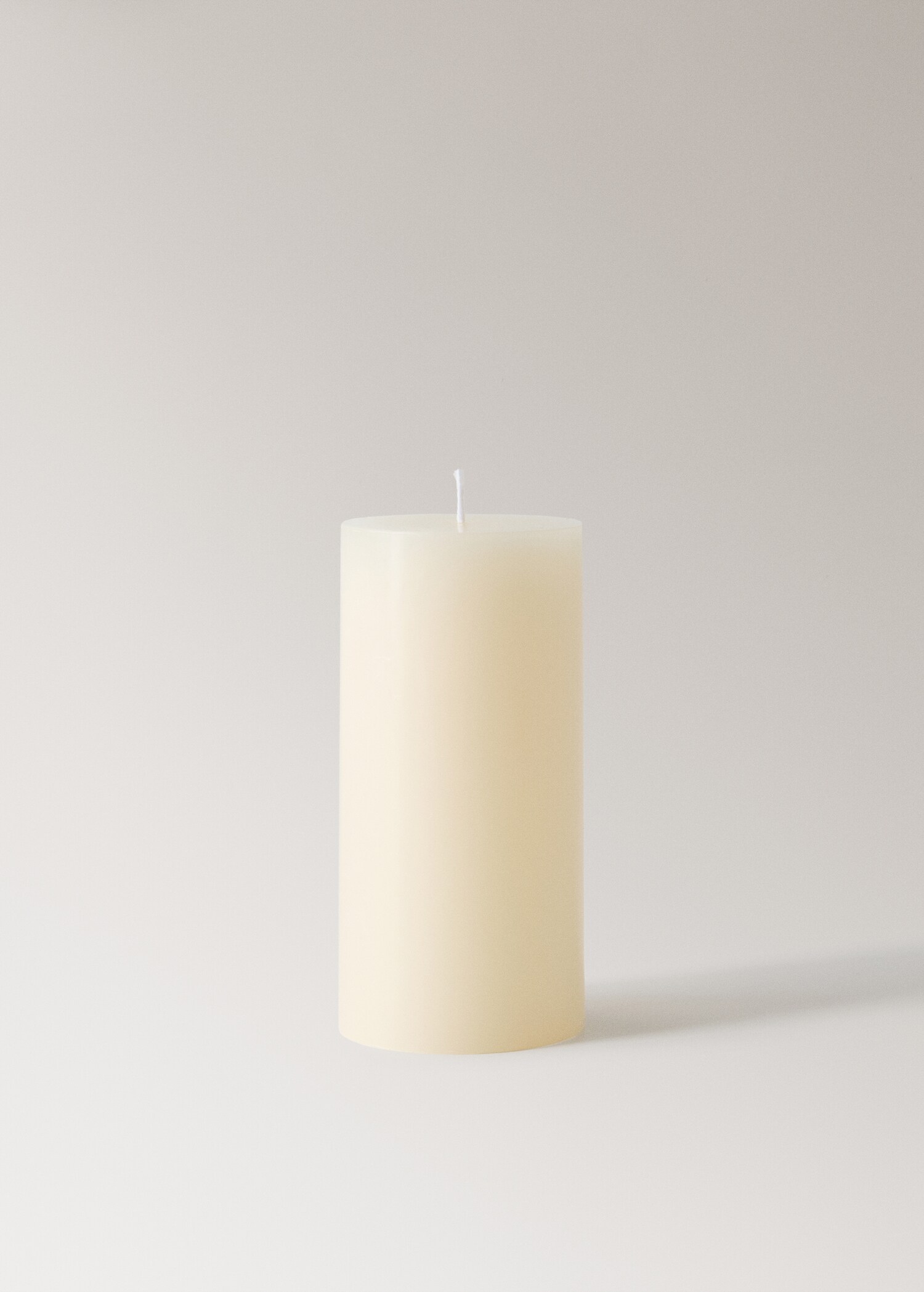 Medium cylindrical decorative candle - Article without model