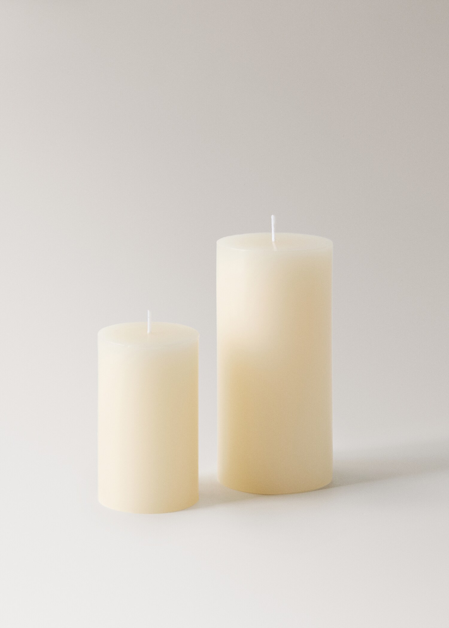 Medium cylindrical decorative candle - Details of the article 3