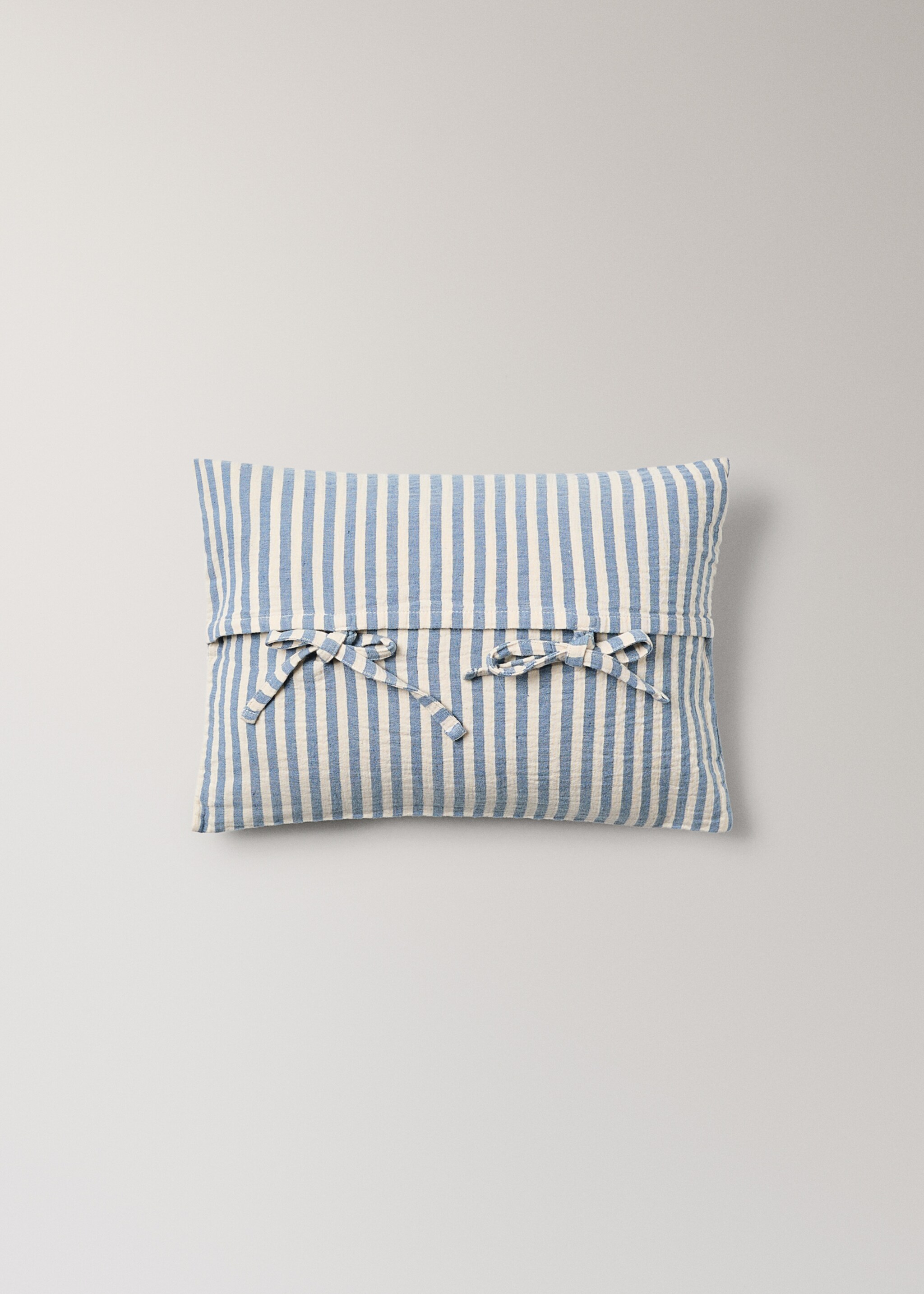 Katoenen kussenhoes met streeppatroon - Detail van het artikel 1, Blauw. Ref: 27043334-00.