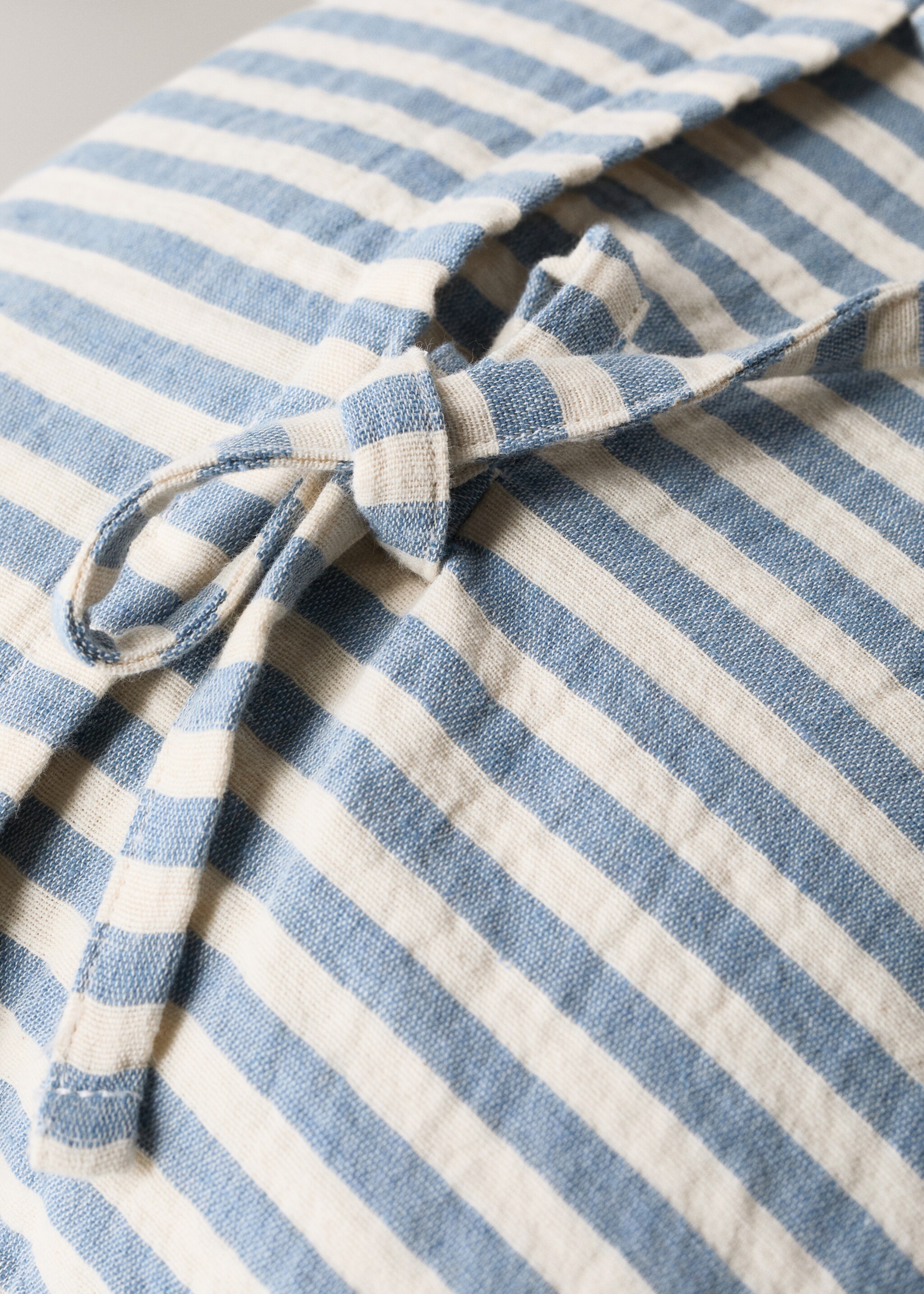 Katoenen kussenhoes met streeppatroon - Detail van het artikel 2, Blauw. Ref: 27043334-00.