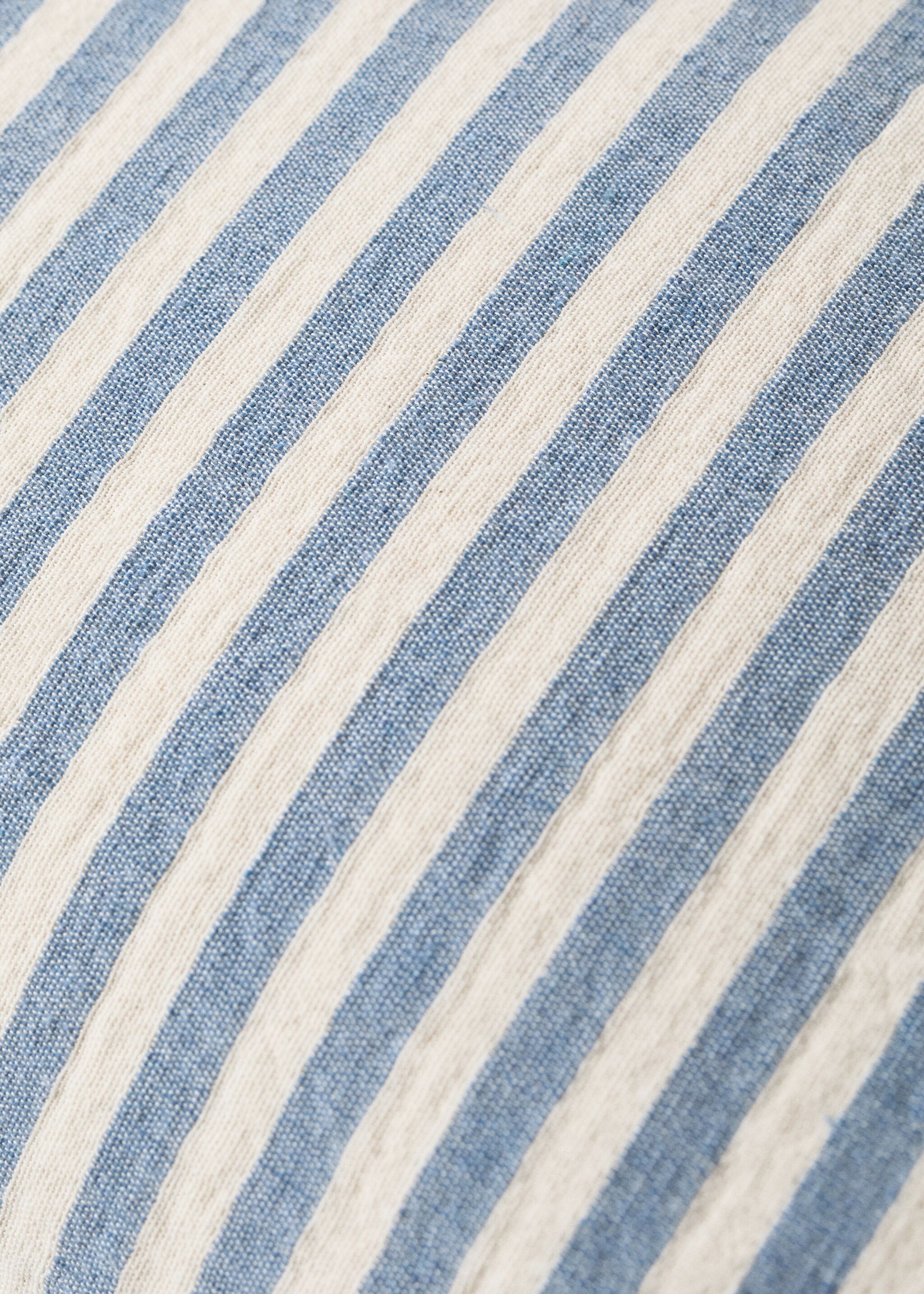 Katoenen kussenhoes met streeppatroon - Detail van het artikel 3, Blauw. Ref: 27043334-00.