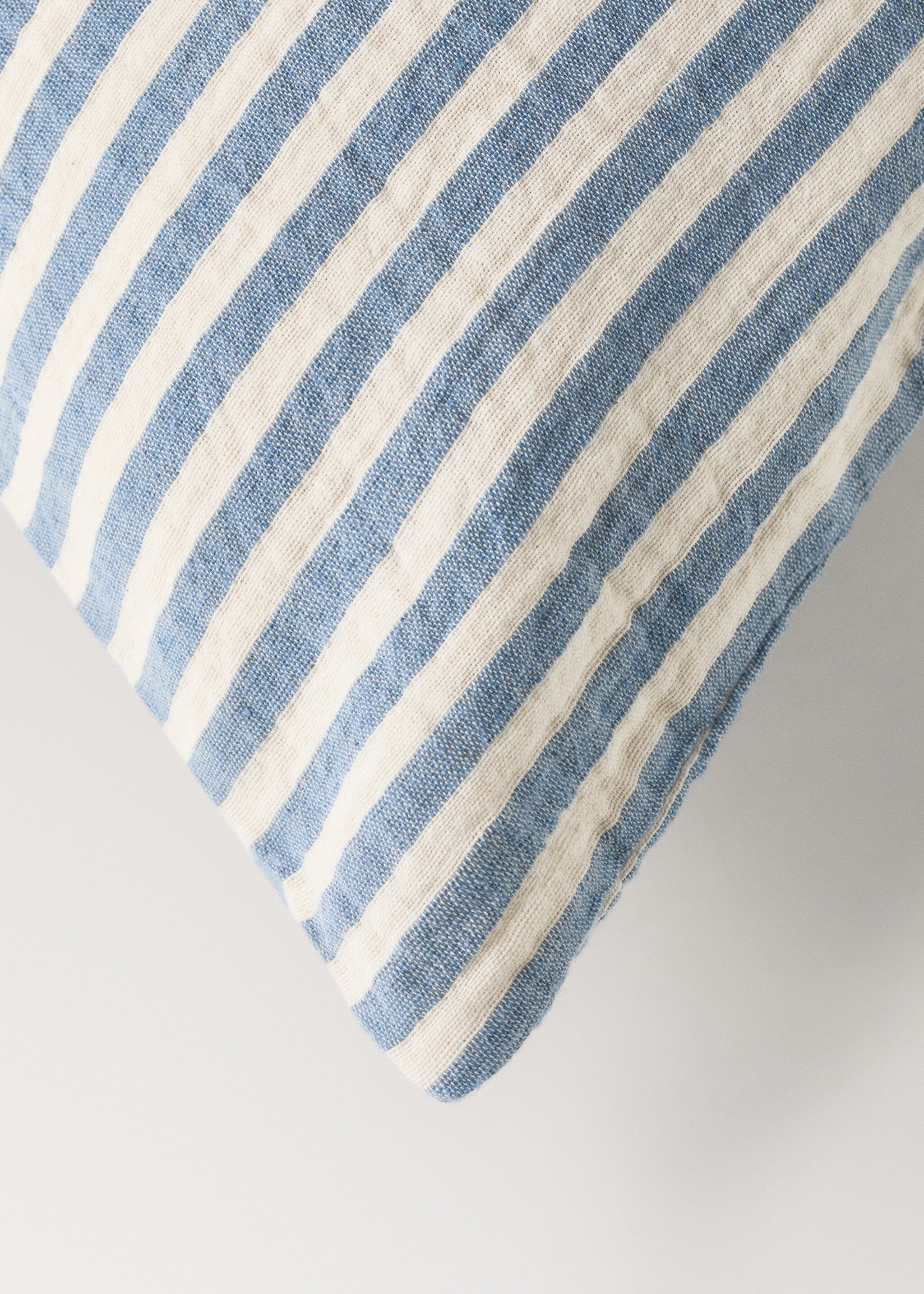 Katoenen kussenhoes met streeppatroon - Detail van het artikel 4, Blauw. Ref: 27043334-00.