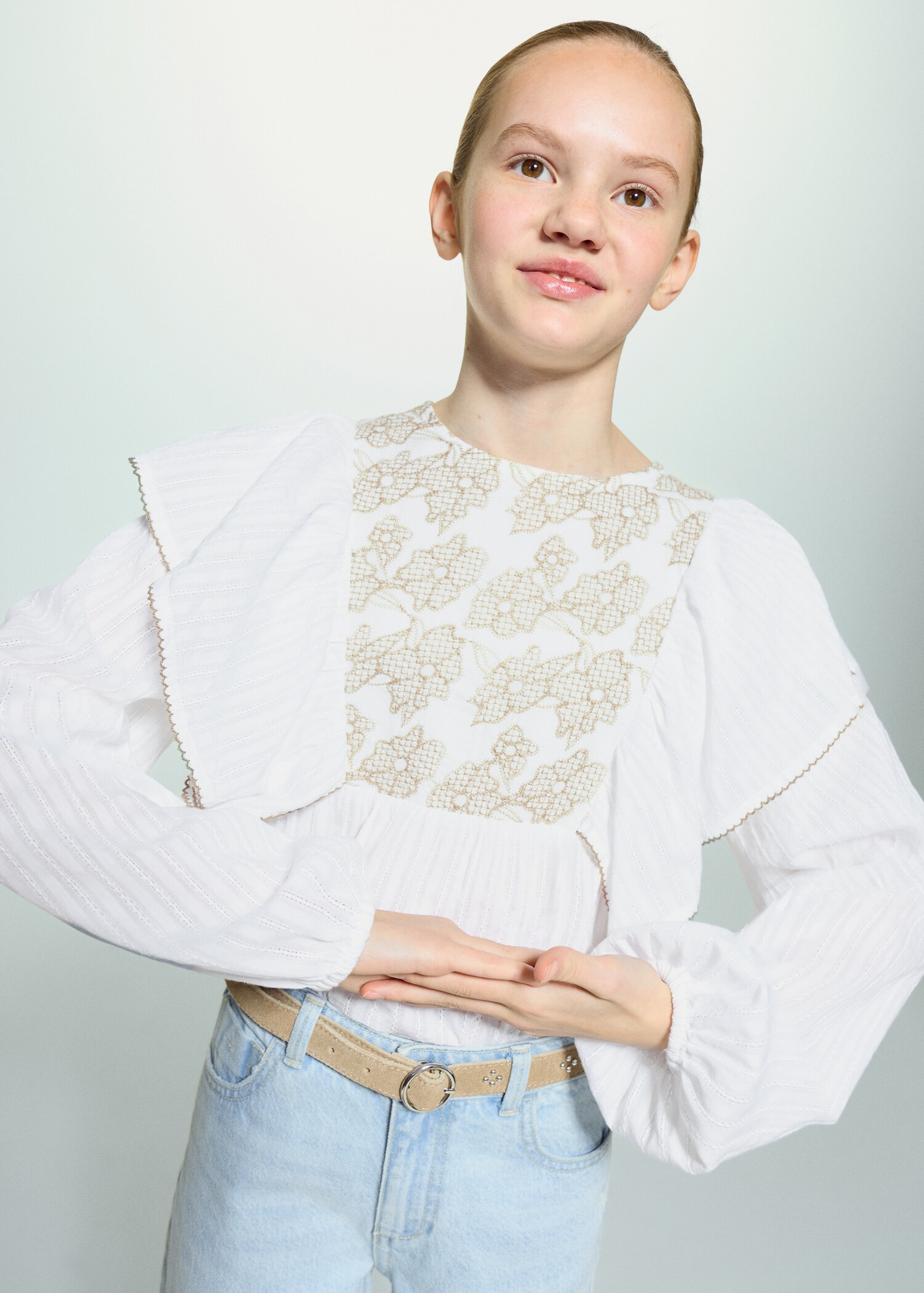 Cotton blouse with floral embroidery - Medium plane