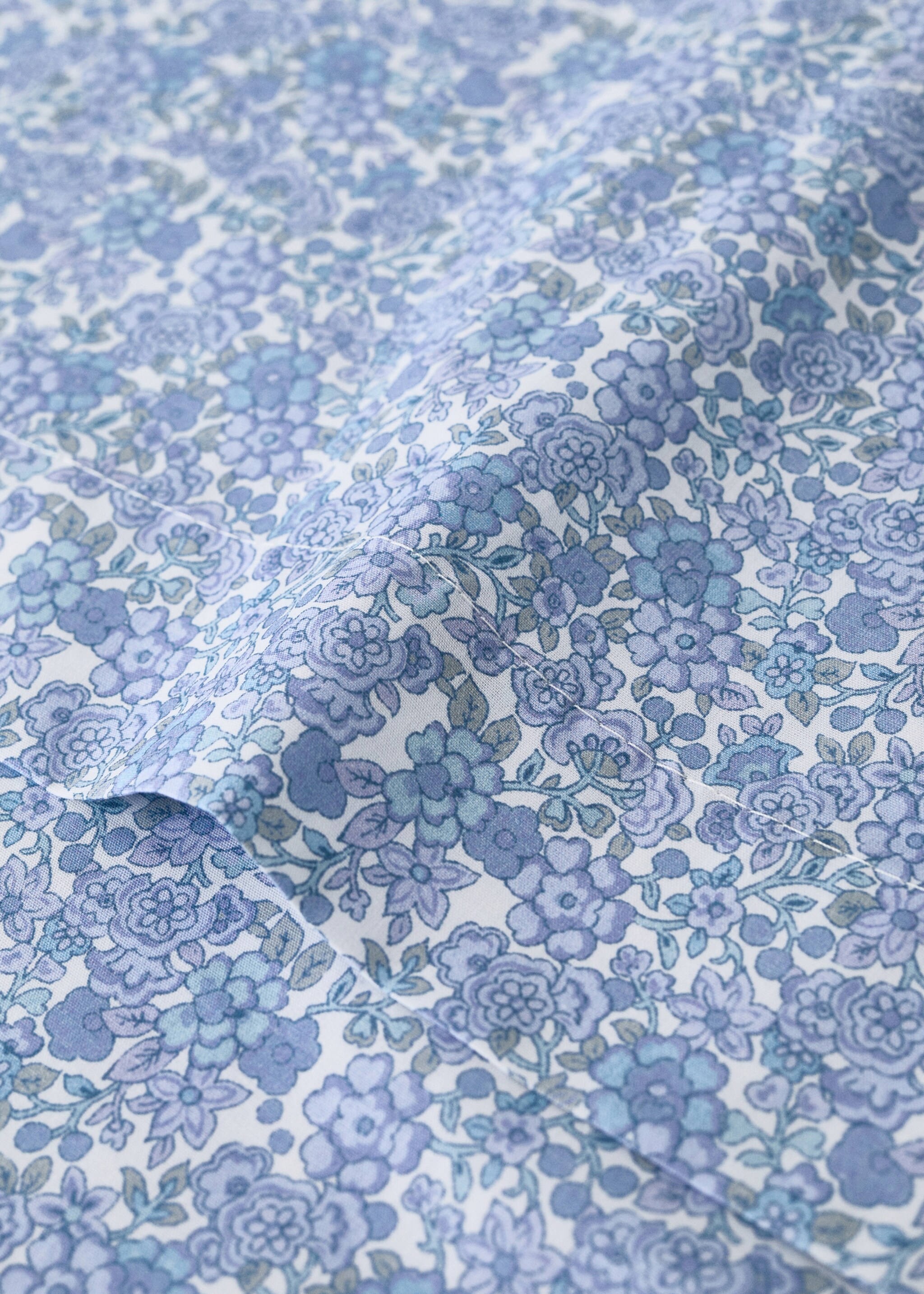 Cot bed sheet and pillowcase set in cotton percale with floral design - Details of the article 1, Blue. Ref: 27044060-00.