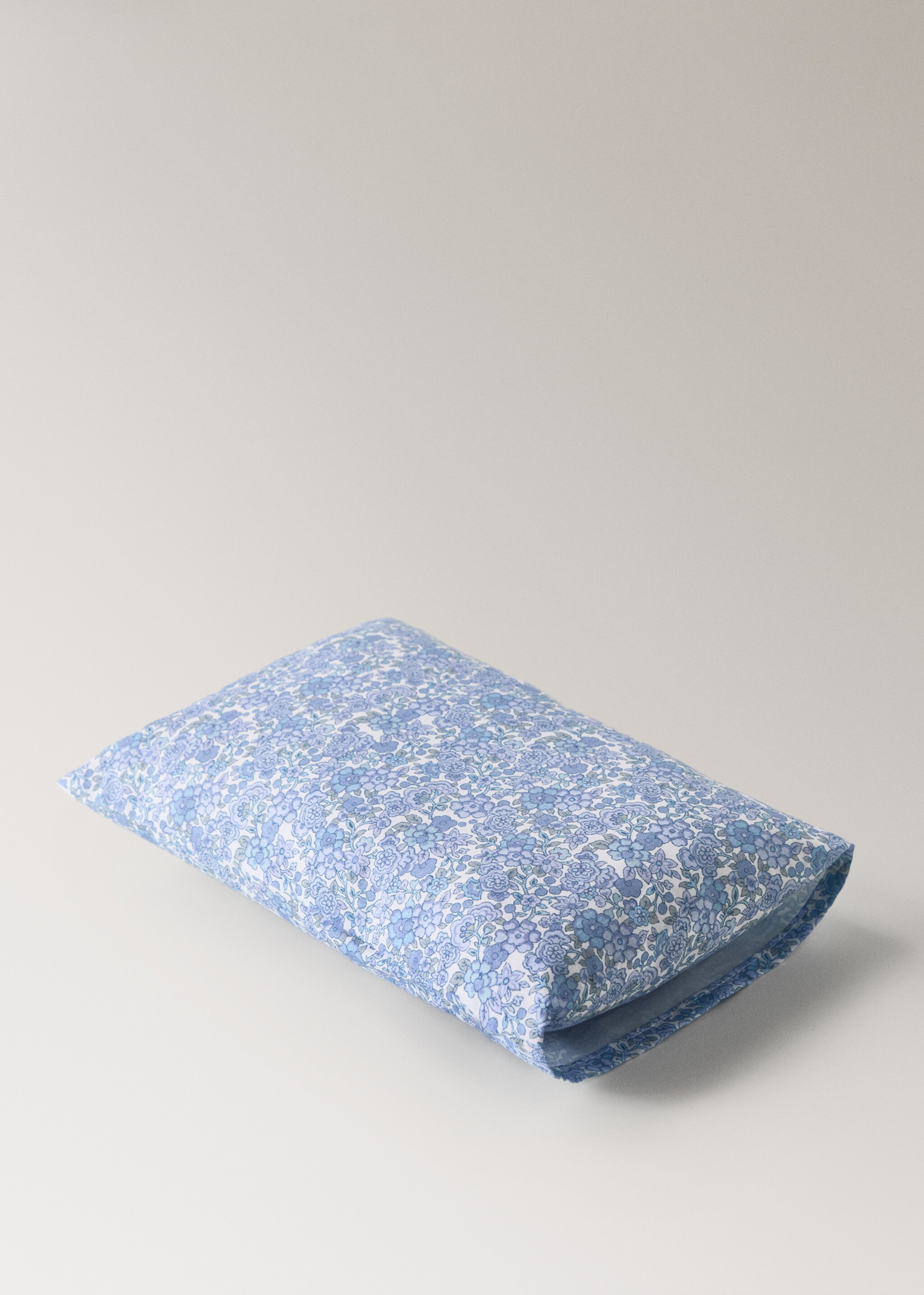 Cot bed sheet and pillowcase set in cotton percale with floral design - Details of the article 4, Blue. Ref: 27044060-00.