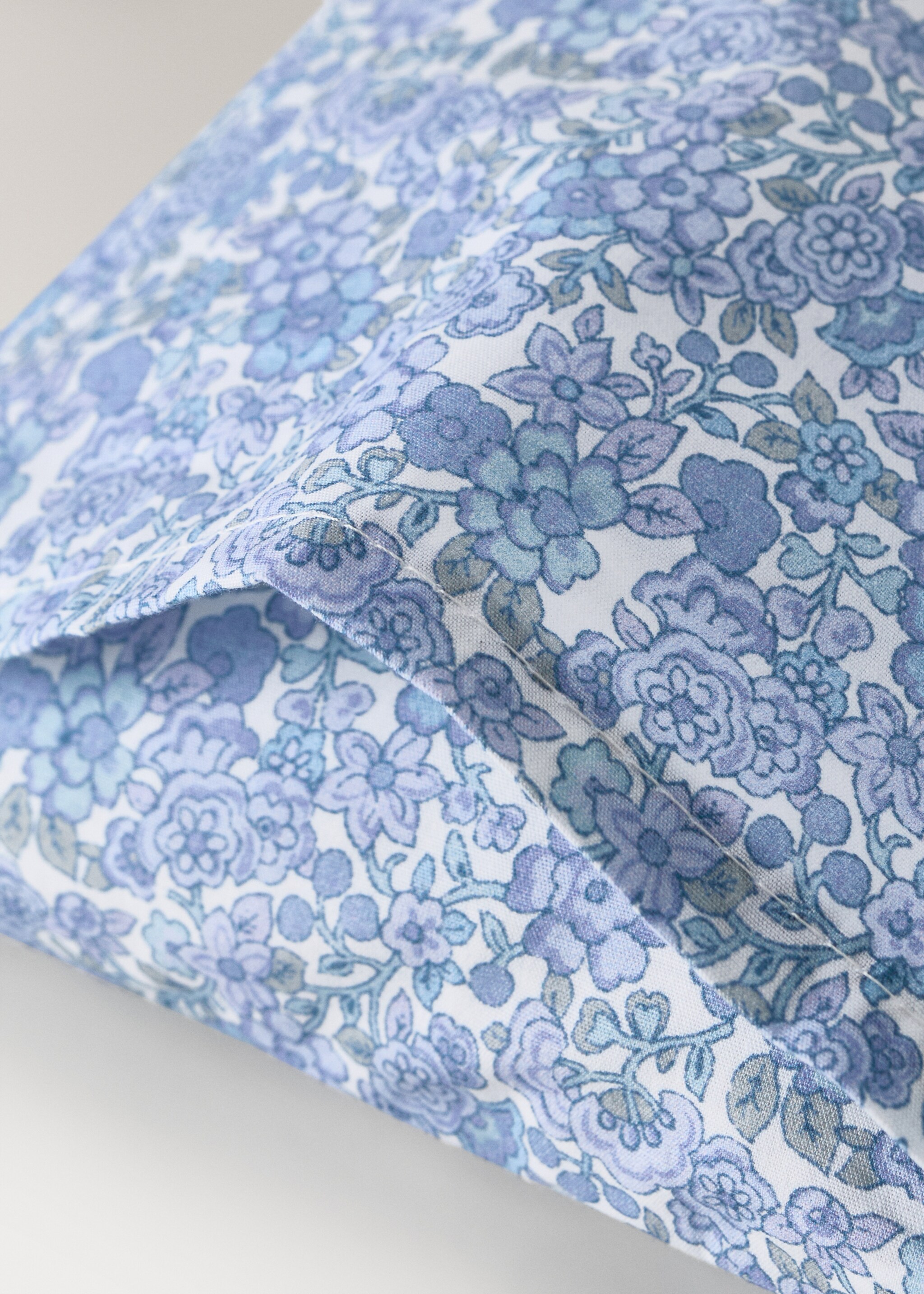 Cot bed sheet and pillowcase set in cotton percale with floral design - Details of the article 5, Blue. Ref: 27044060-00.