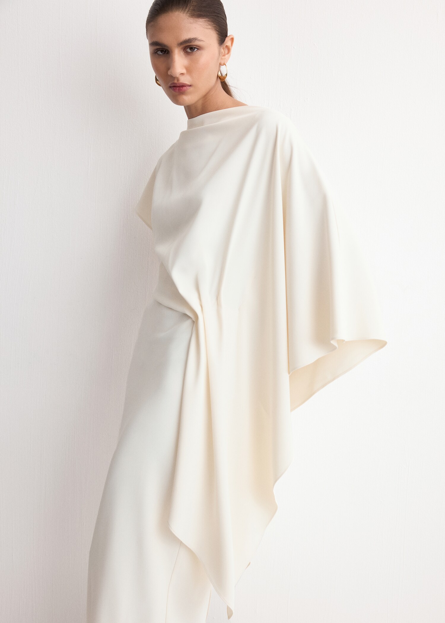 Robe satinée froncée - Plan moyen