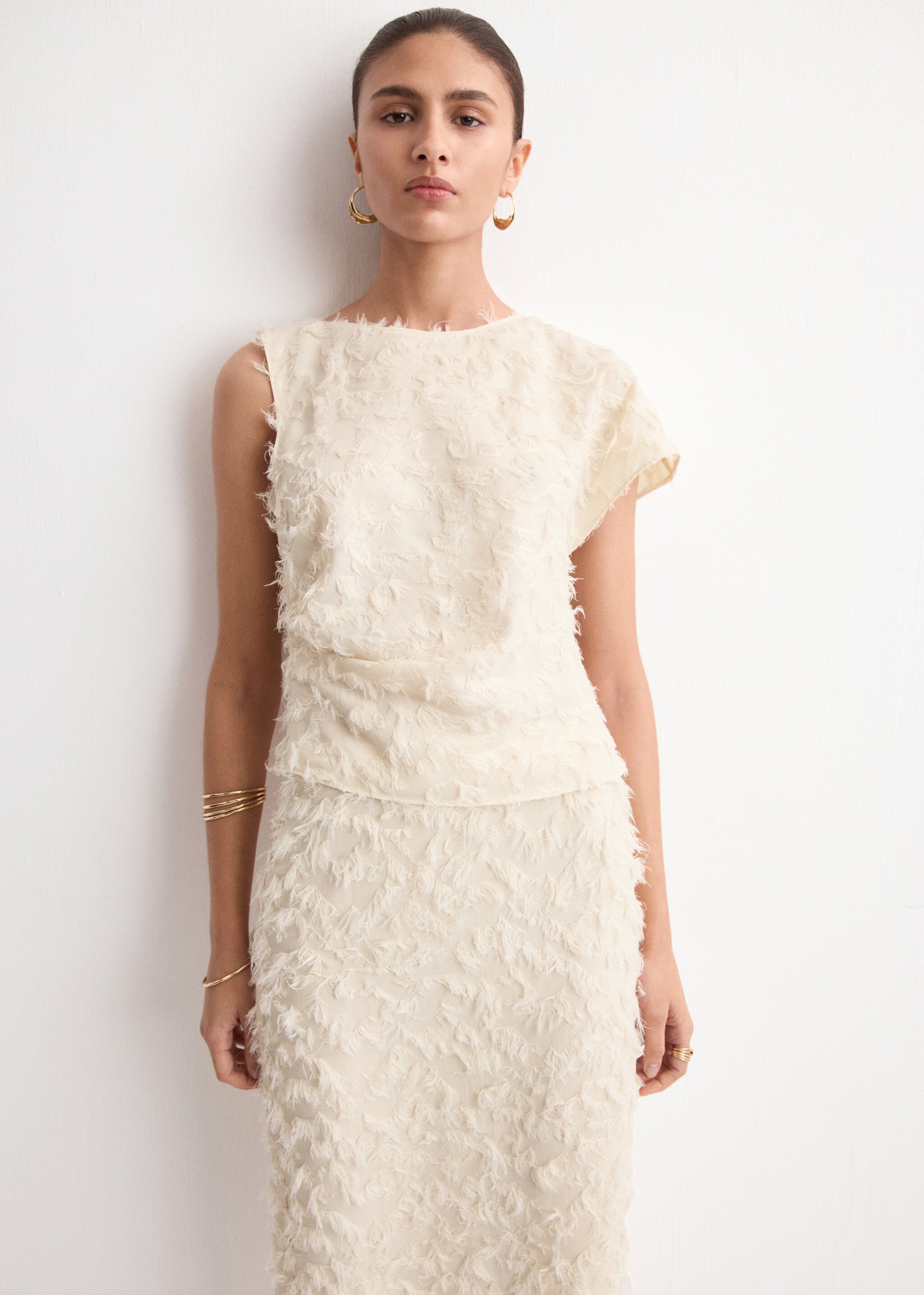 Feathered pencil skirt - Details of the article 1, Ecru. Ref: 27044089-00.