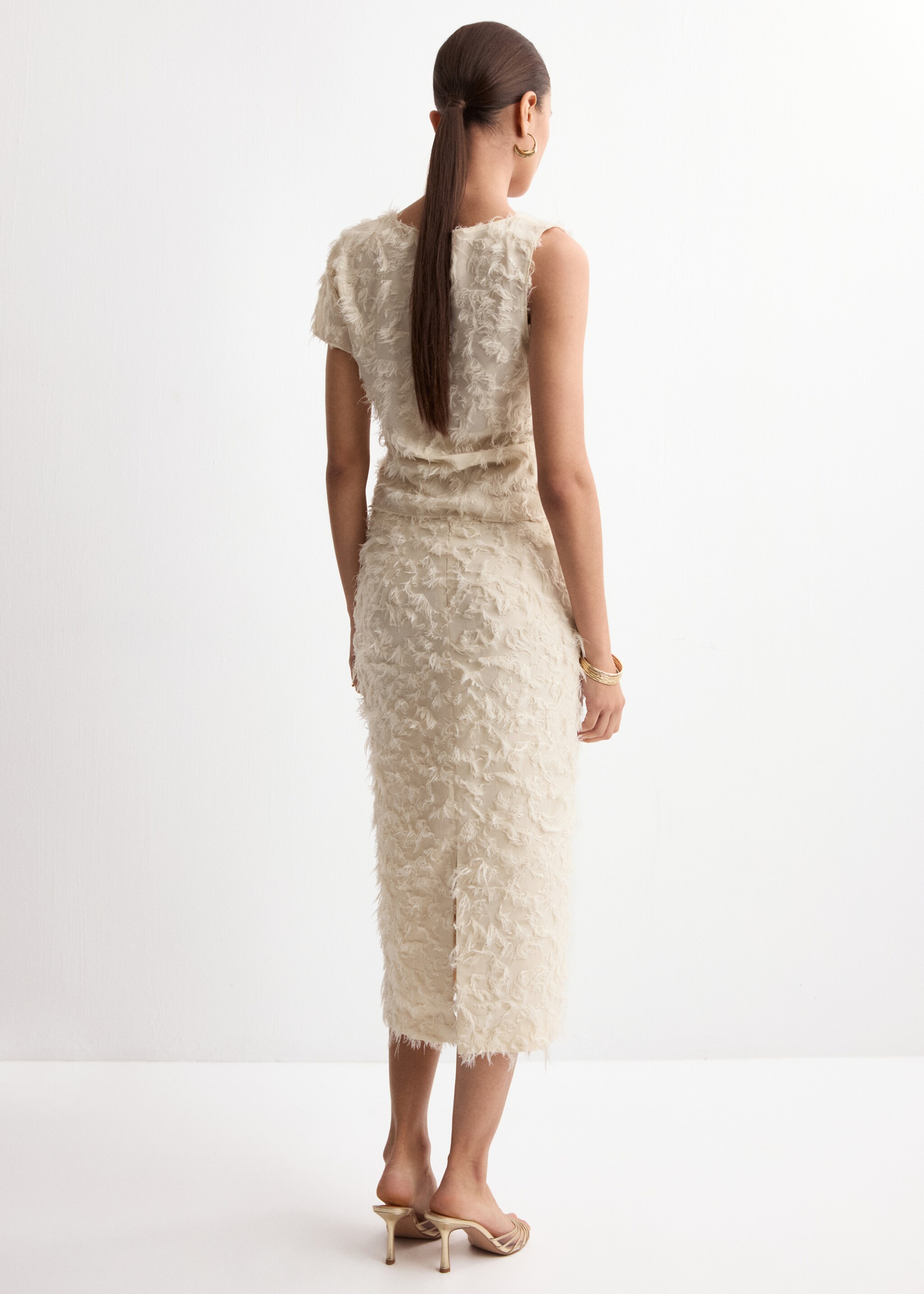 Feathered pencil skirt - Reverse of the article, Ecru. Ref: 27044089-00.