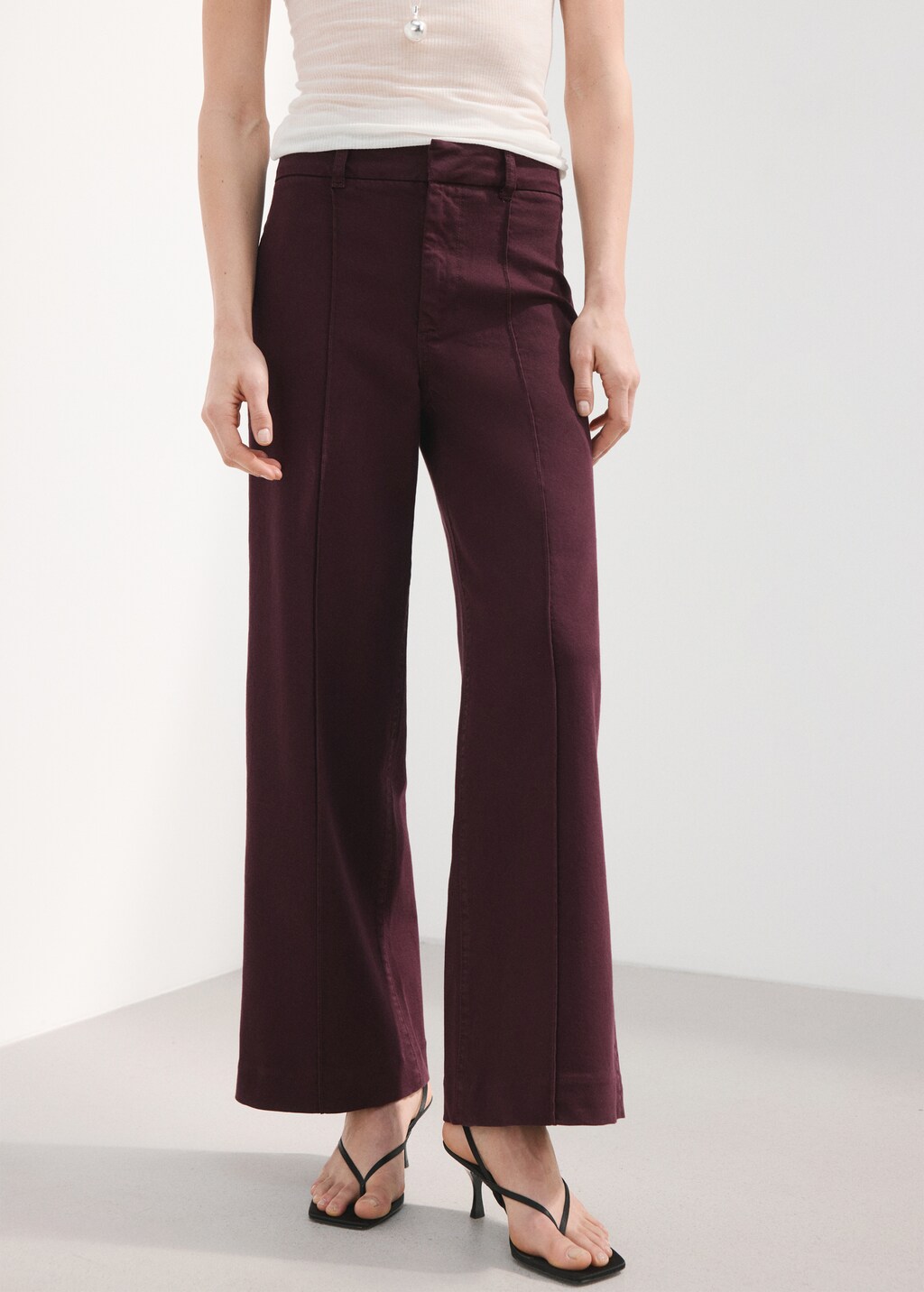 High-waisted wide leg jeans with stitching