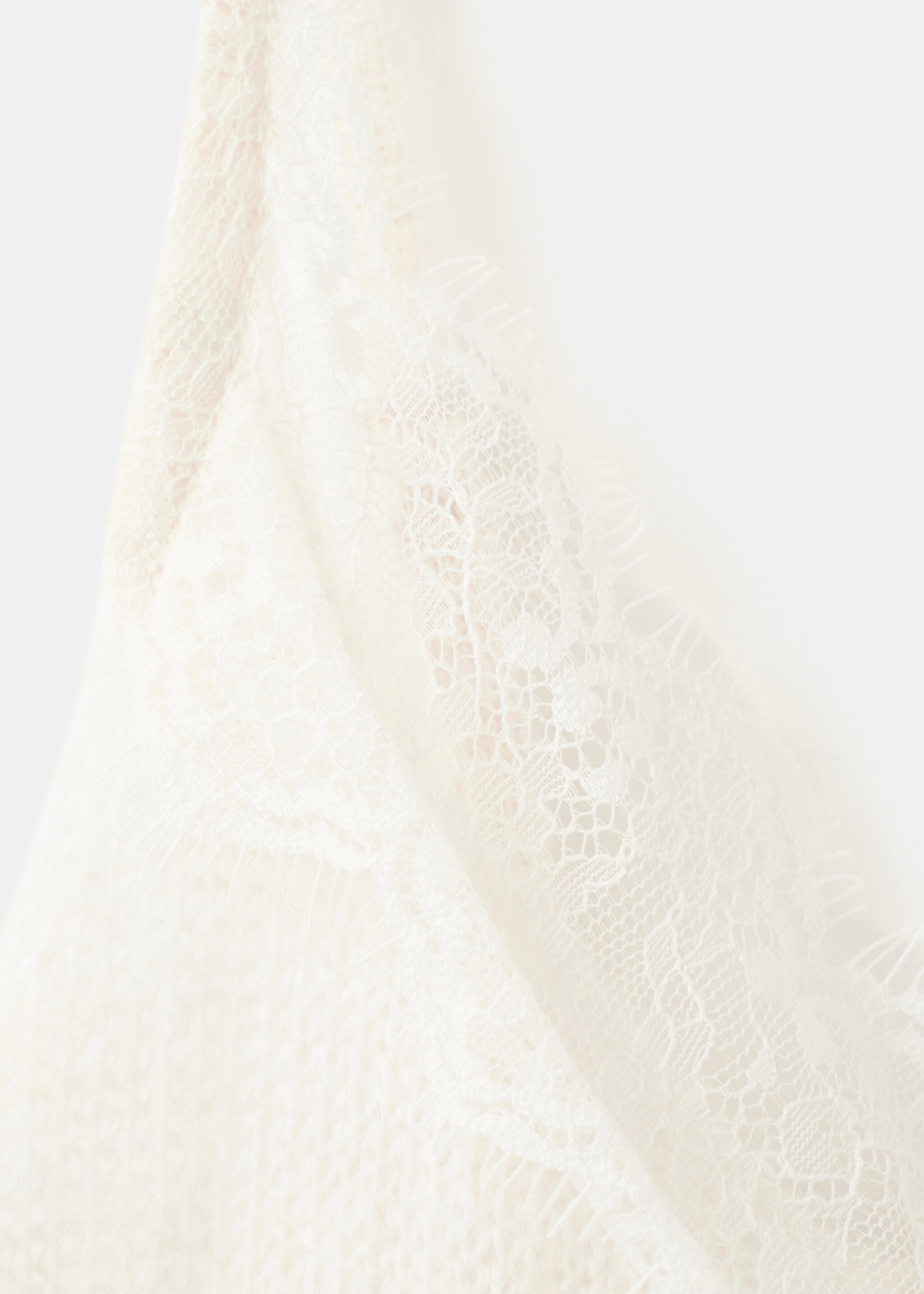 Top with lace neck - Details of the article 8, Ecru. Ref: 27044097-00.