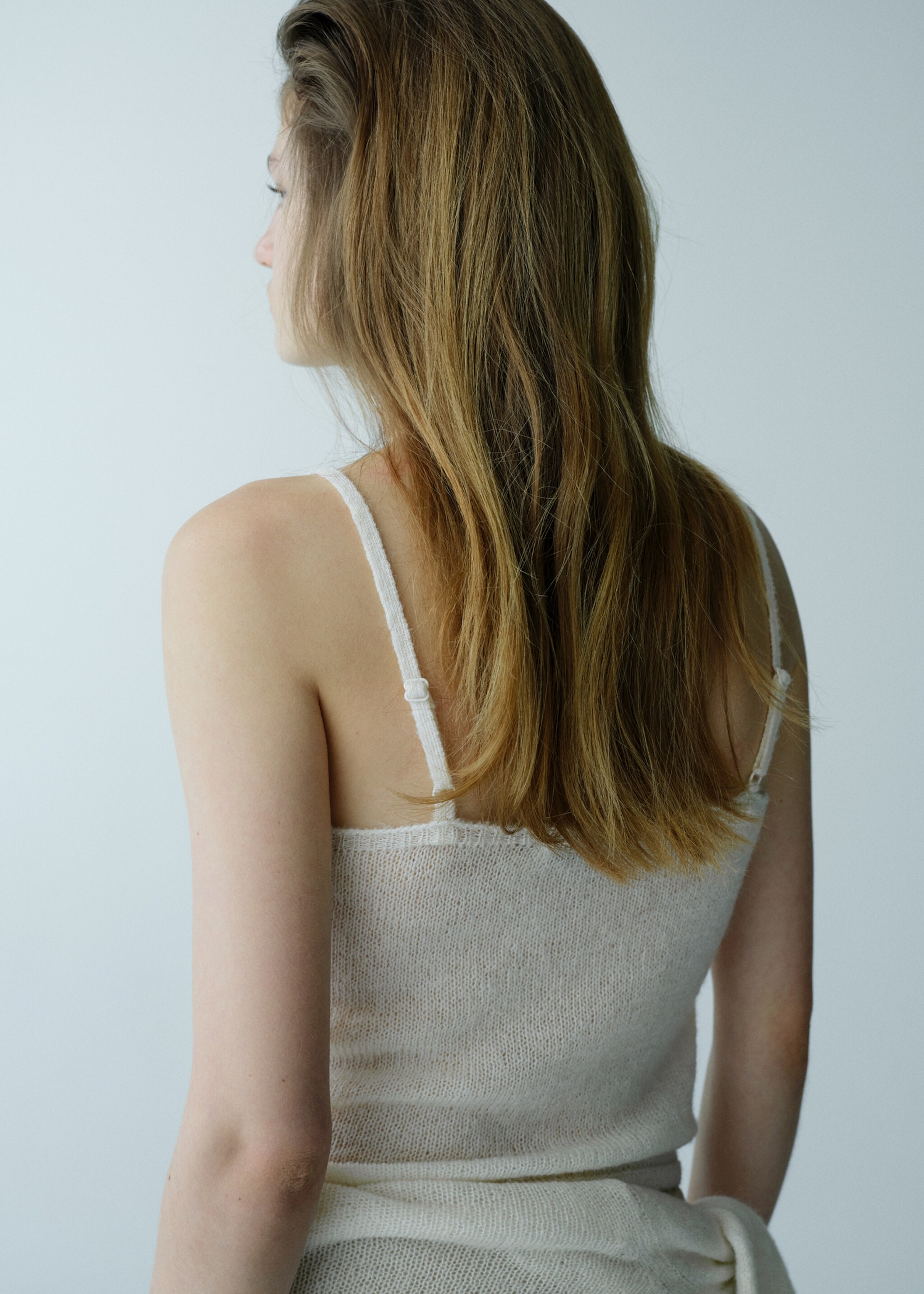 Top with lace neck - Reverse of the article, Ecru. Ref: 27044097-00.