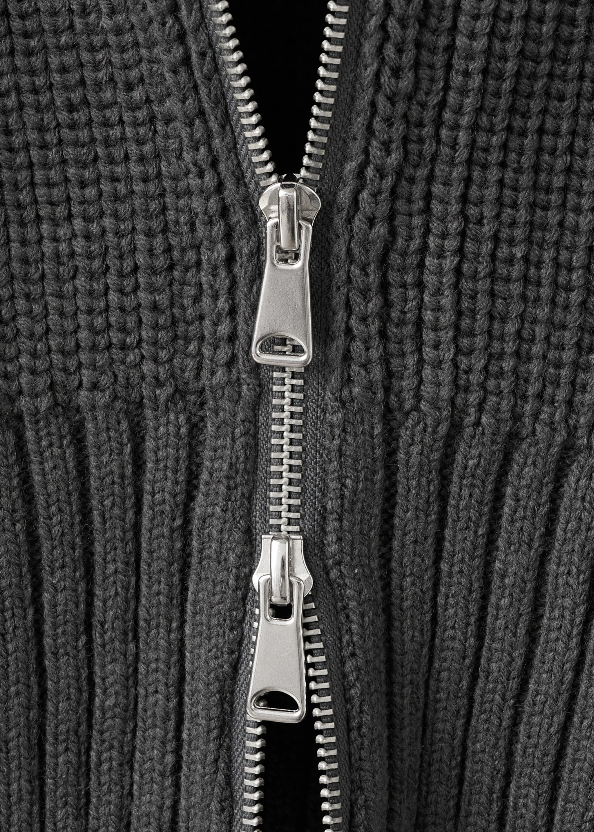 كارديجان محبوك بطيّة أمامية - تفاصيل المنتج 8, فحمي. Ref: 27044100-00.