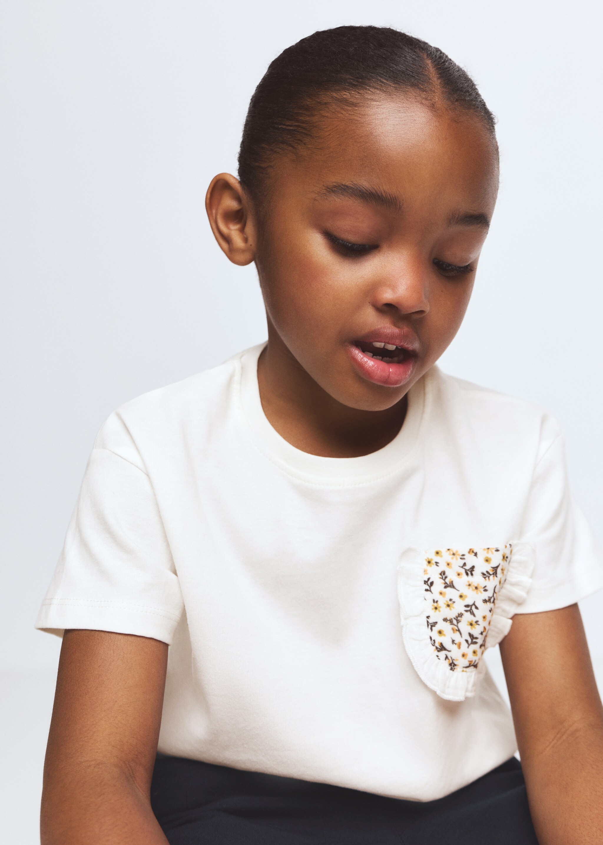 Koszulka z bawełny z haftowaną kieszenią - Plan średni, Złamana biel. Ref: 27044409-00.