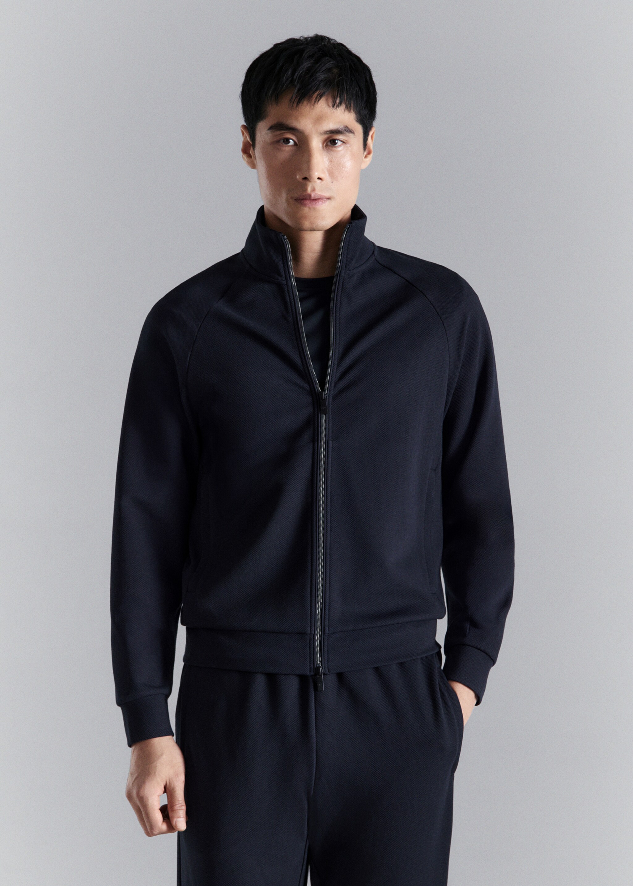 Свитшот прямого кроя на молнии из технологичной ткани - Средний план, Глубокий темно-синий. Ref: 27044426-00.