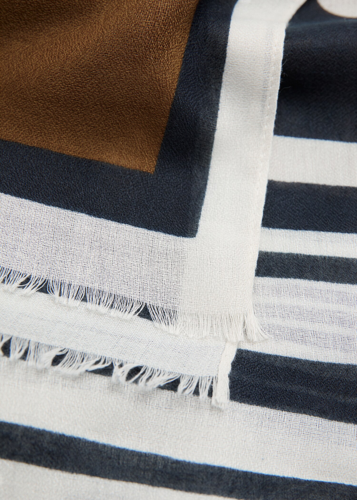 Foulard imprimé à pois - Plan moyen