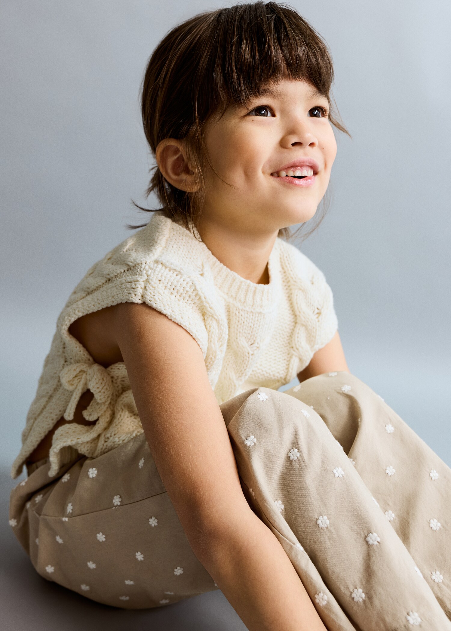 Pantalon paperbag brodé à fleurs - Plan moyen