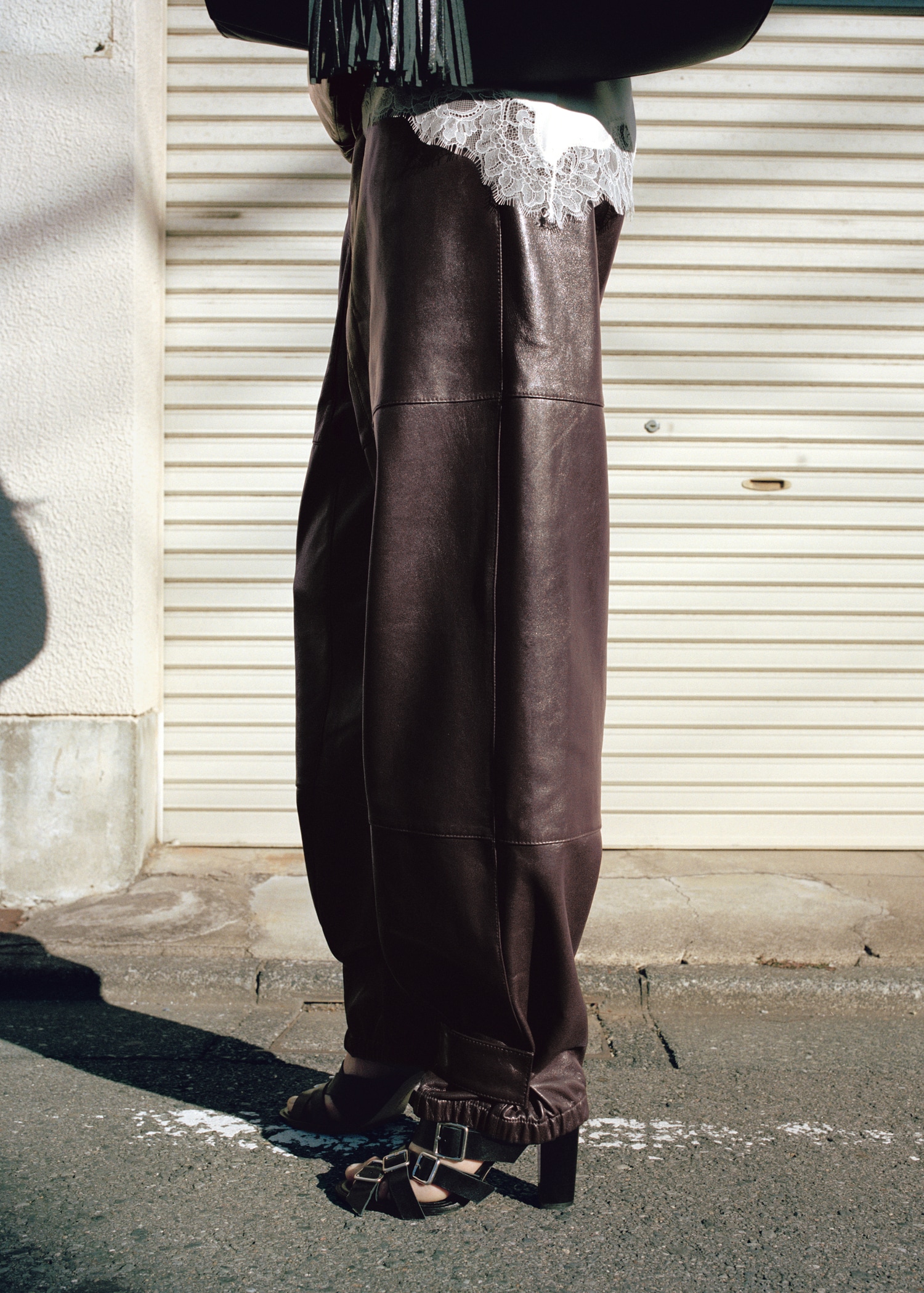 Pantalón 100% piel bajo abotonado - Plano medio