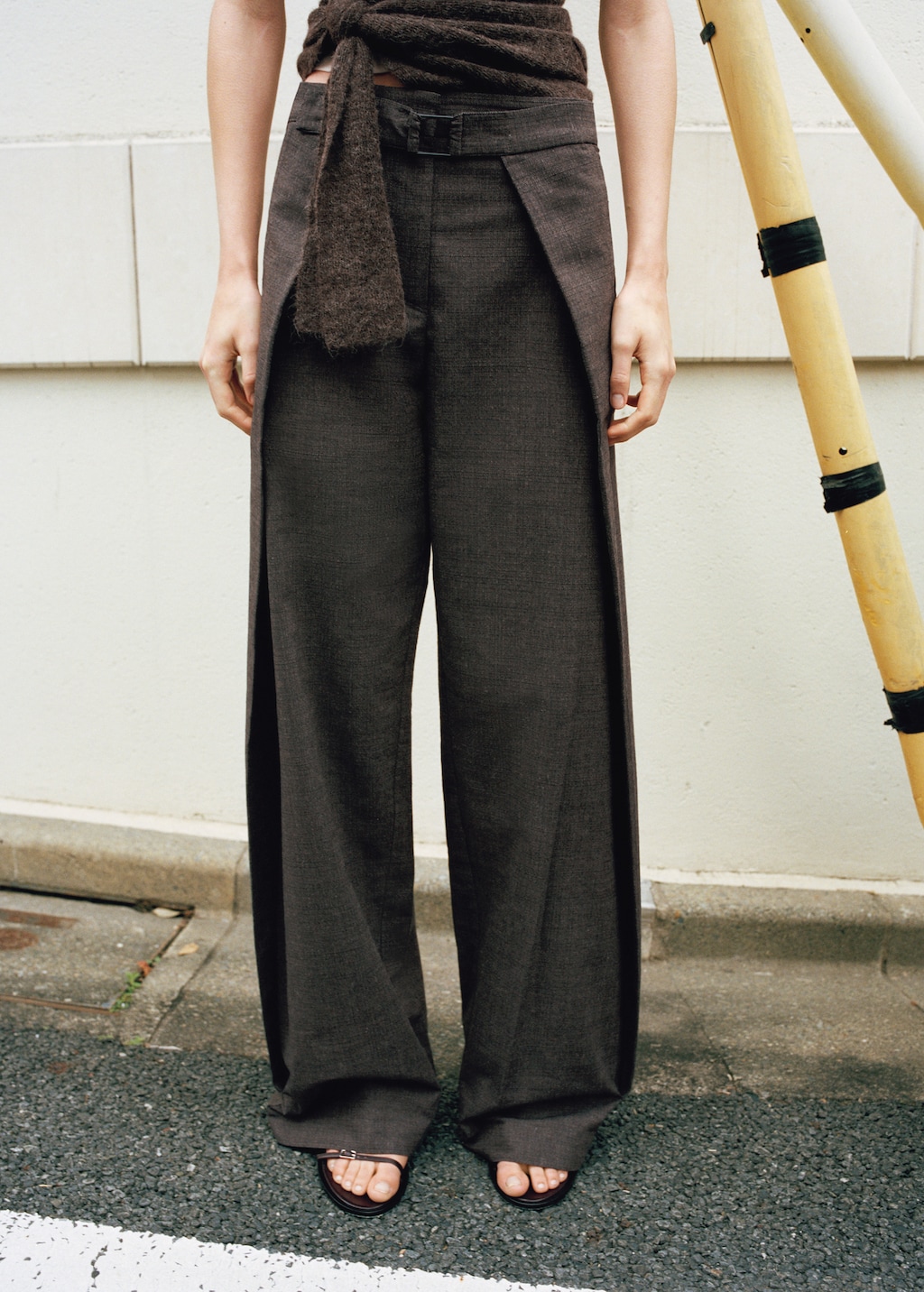 Pleated trousers with belt - image 4