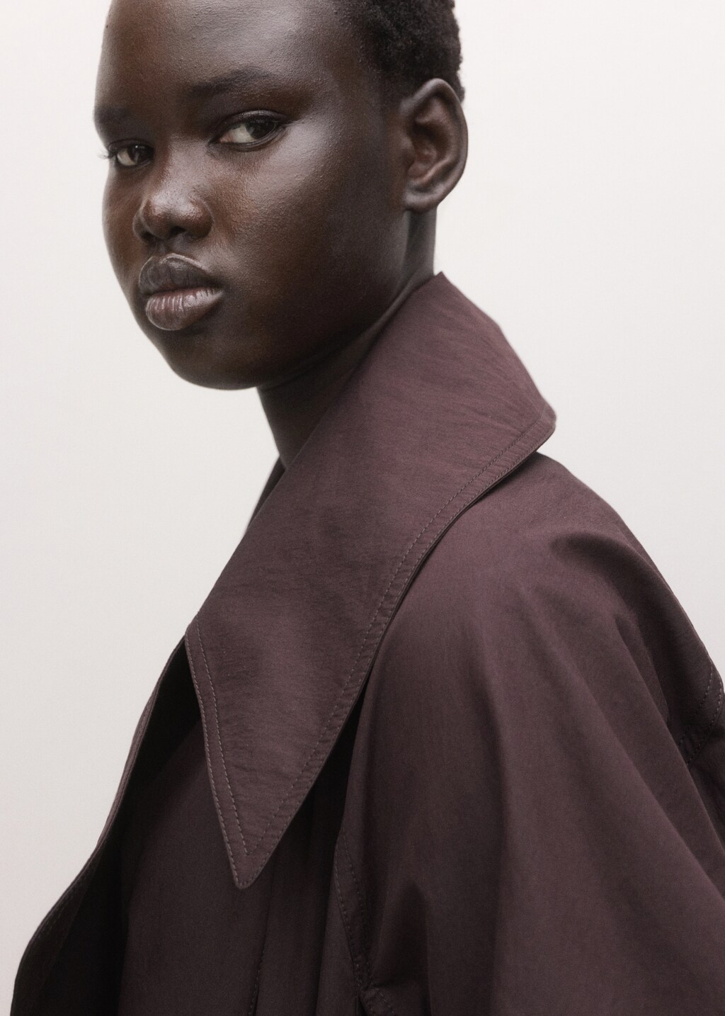 Cotton trench with maxi lapels and belt - image 5