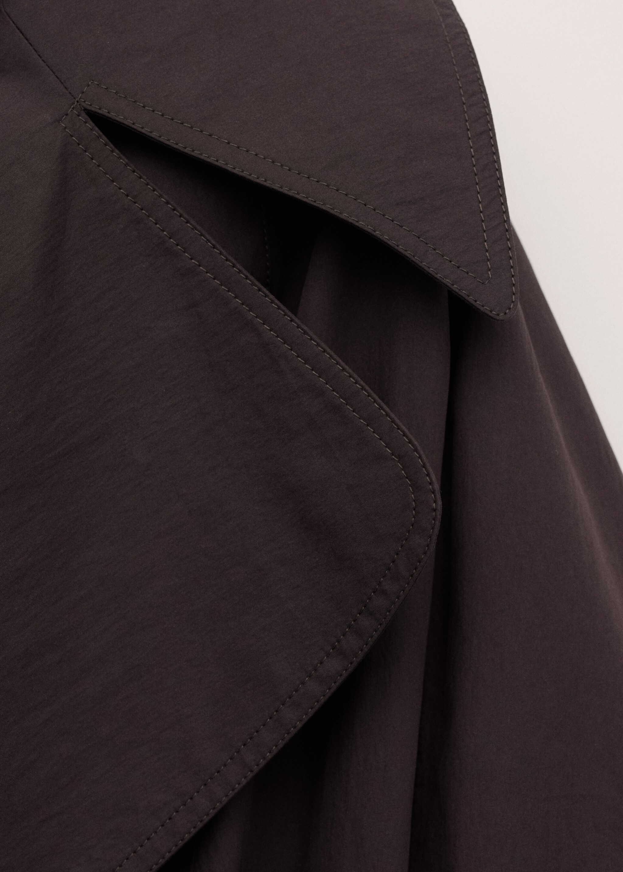Cotton trench with maxi lapels and belt - Details of the article 8, Plum. Ref: 27044446-00.