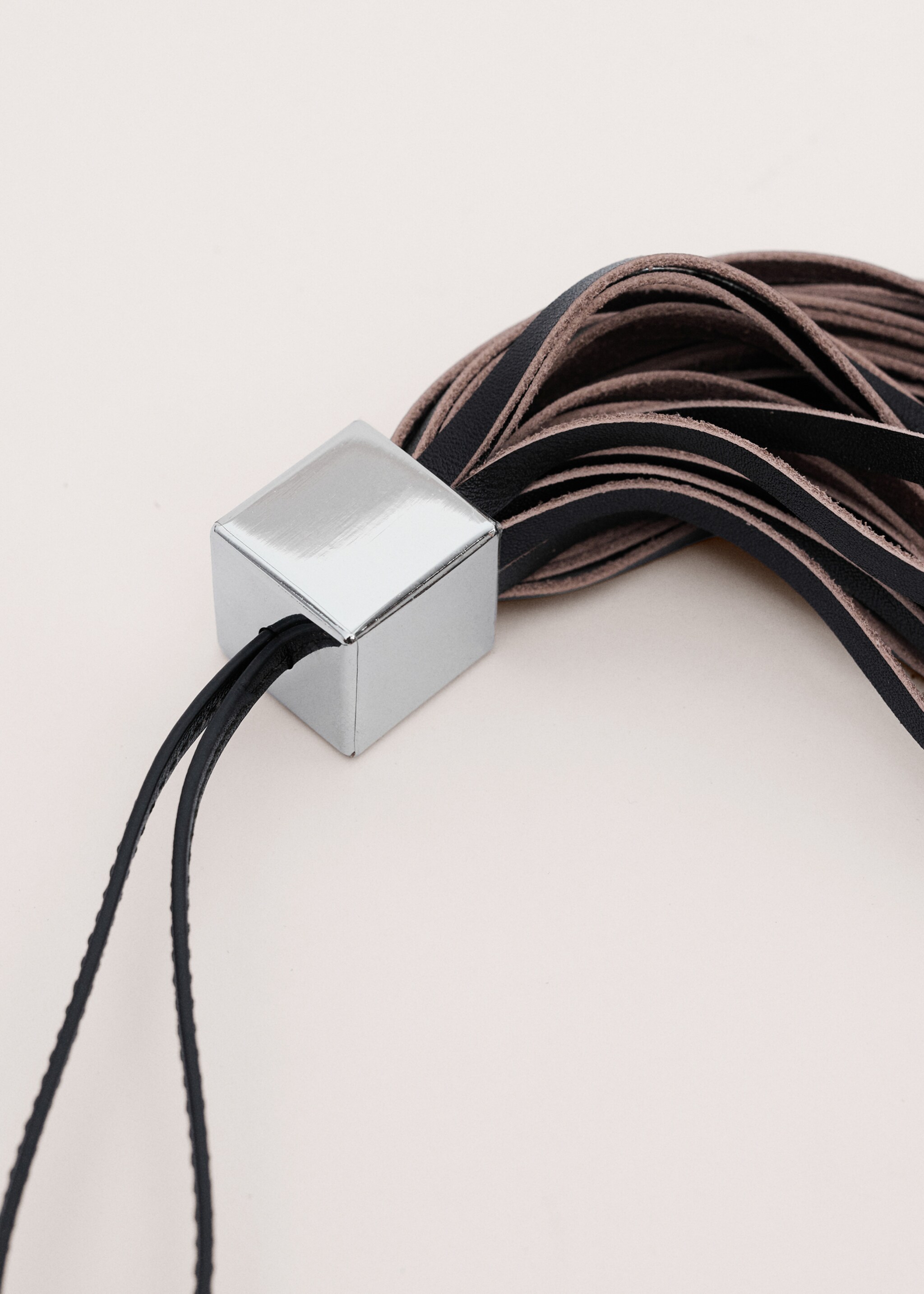 100% leather fringe keyring - Medium plane, Black. Ref: 27044450-00.