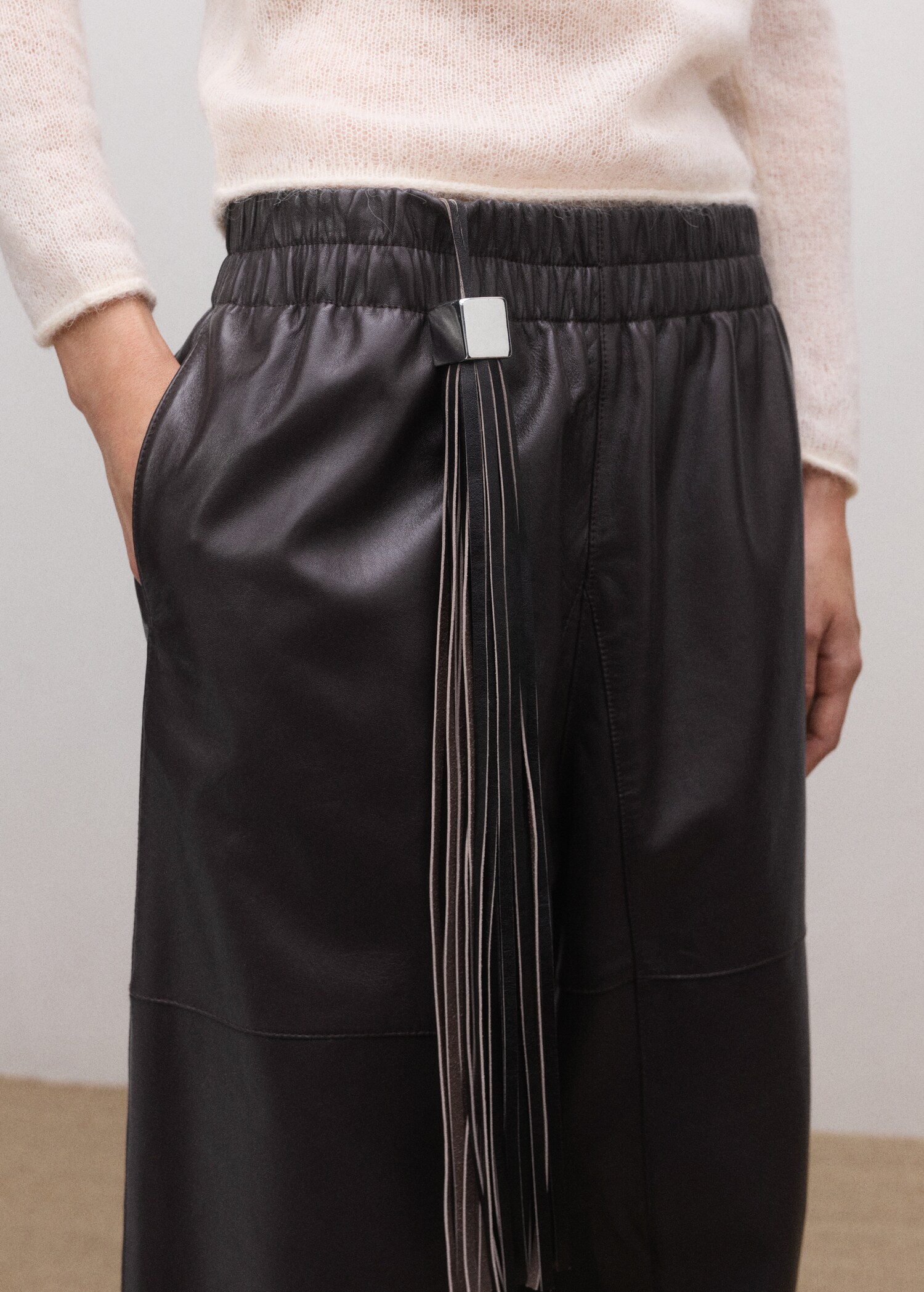 100% leather fringe keyring - Details of the article 9