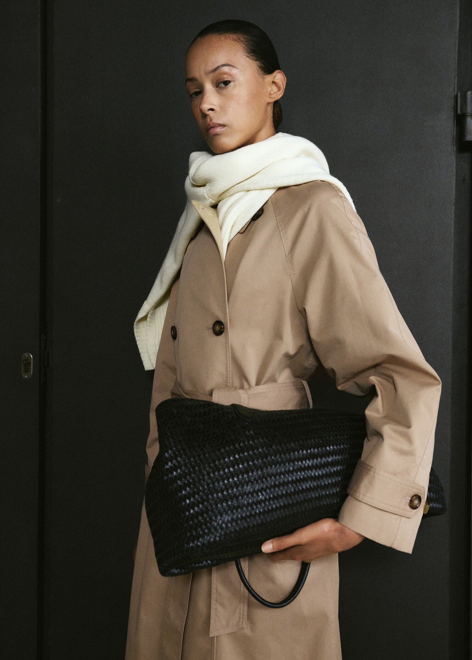 Long double-breasted trench coat - Details of the article 1