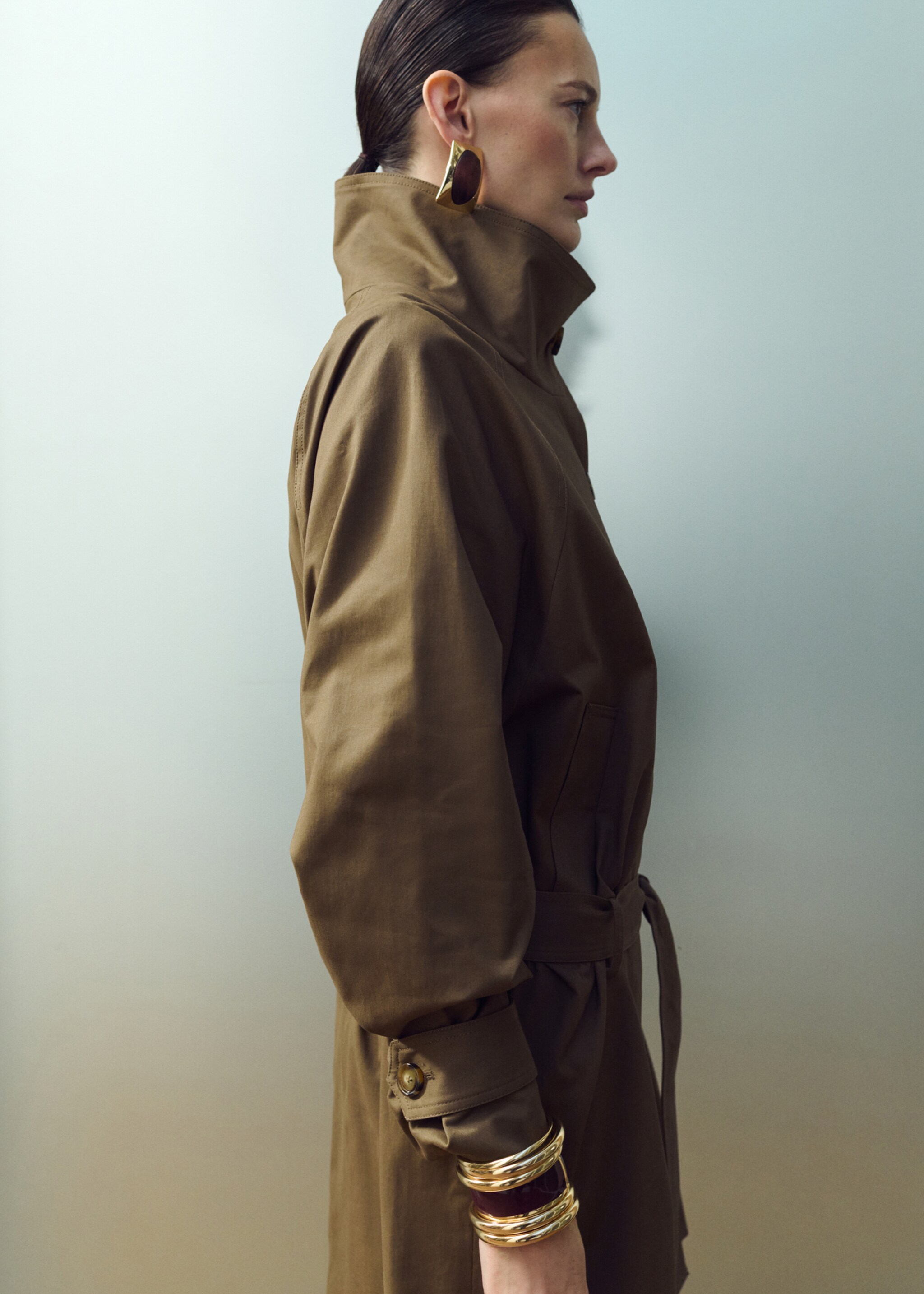 Funnel neck trench coat with belt - Details of the article 6, Medium Brown. Ref: 27044775-00.