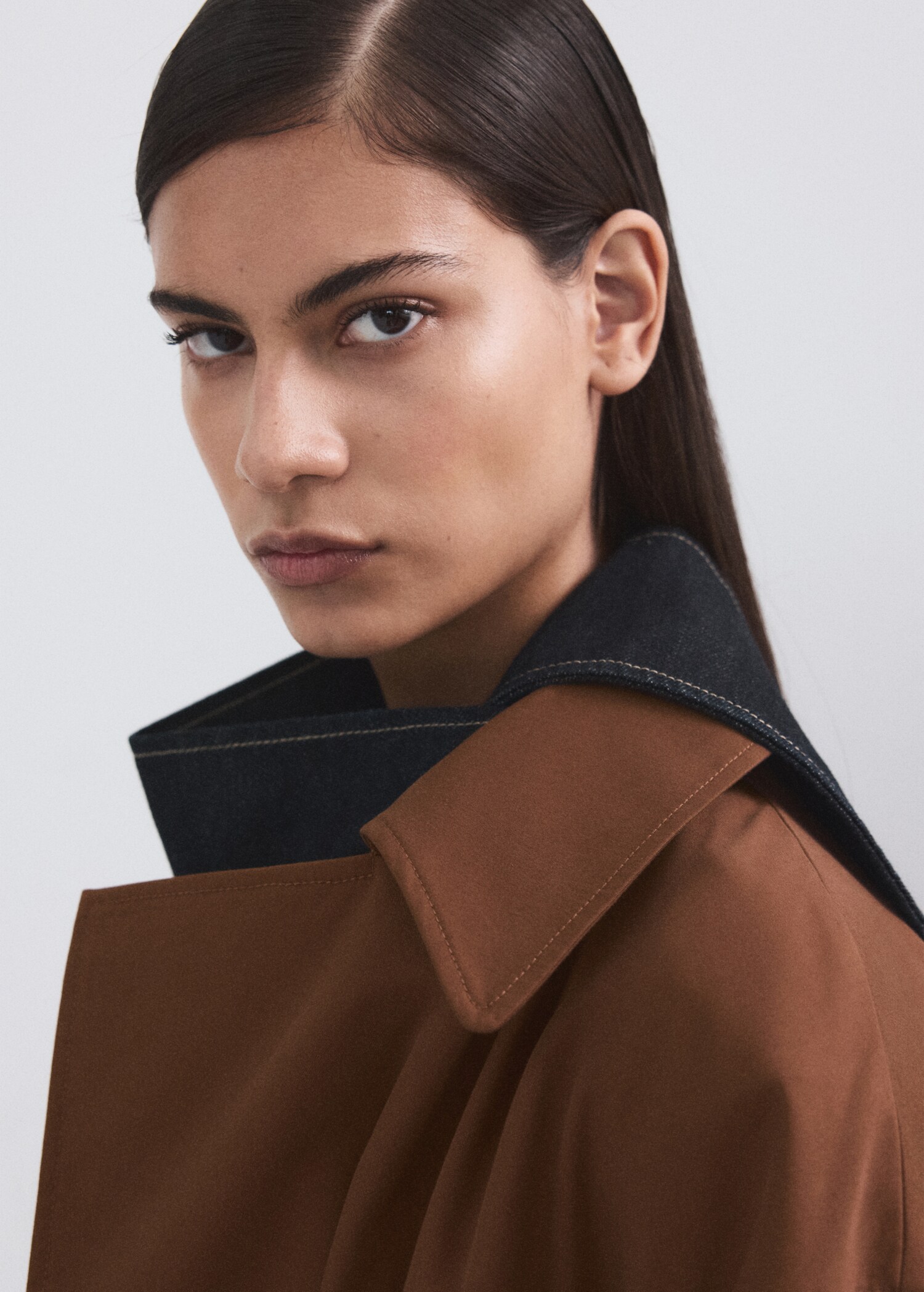 Long double-breasted trench coat - Details of the article 1