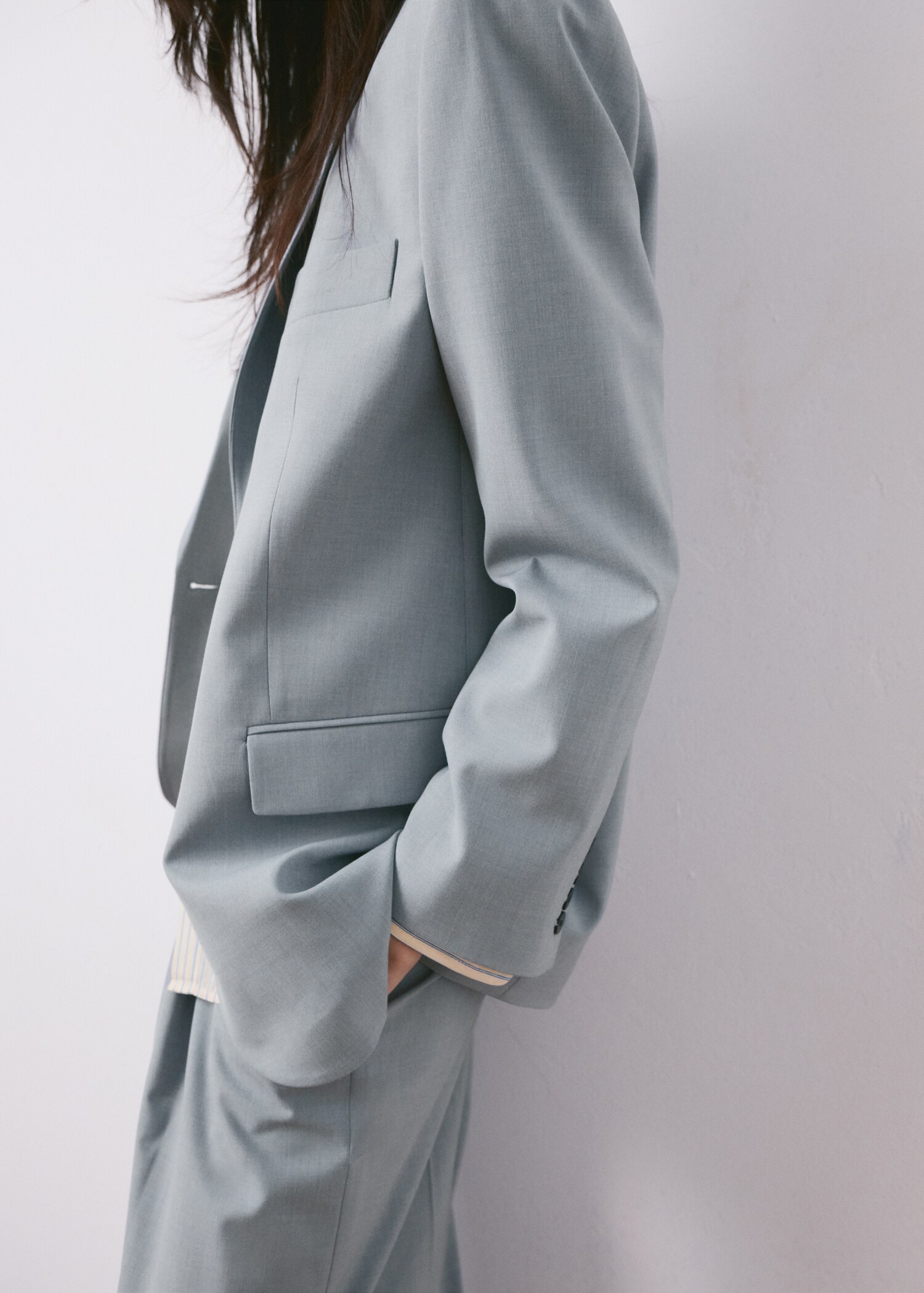 Straight suit jacket with lapel pockets - Details of the article 6