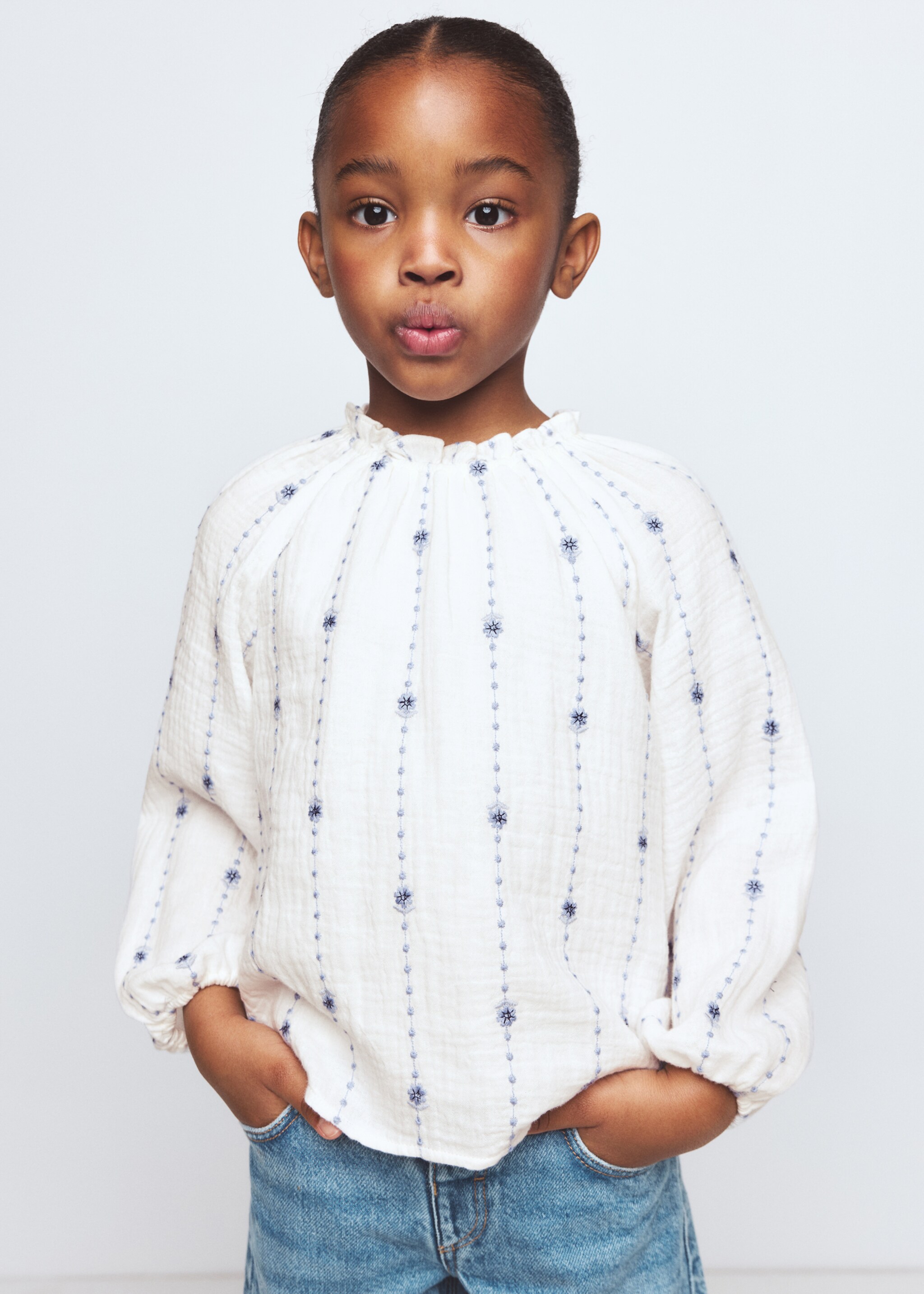 Flower-embroidered cotton blouse - Medium plane, White. Ref: 27045147-00.