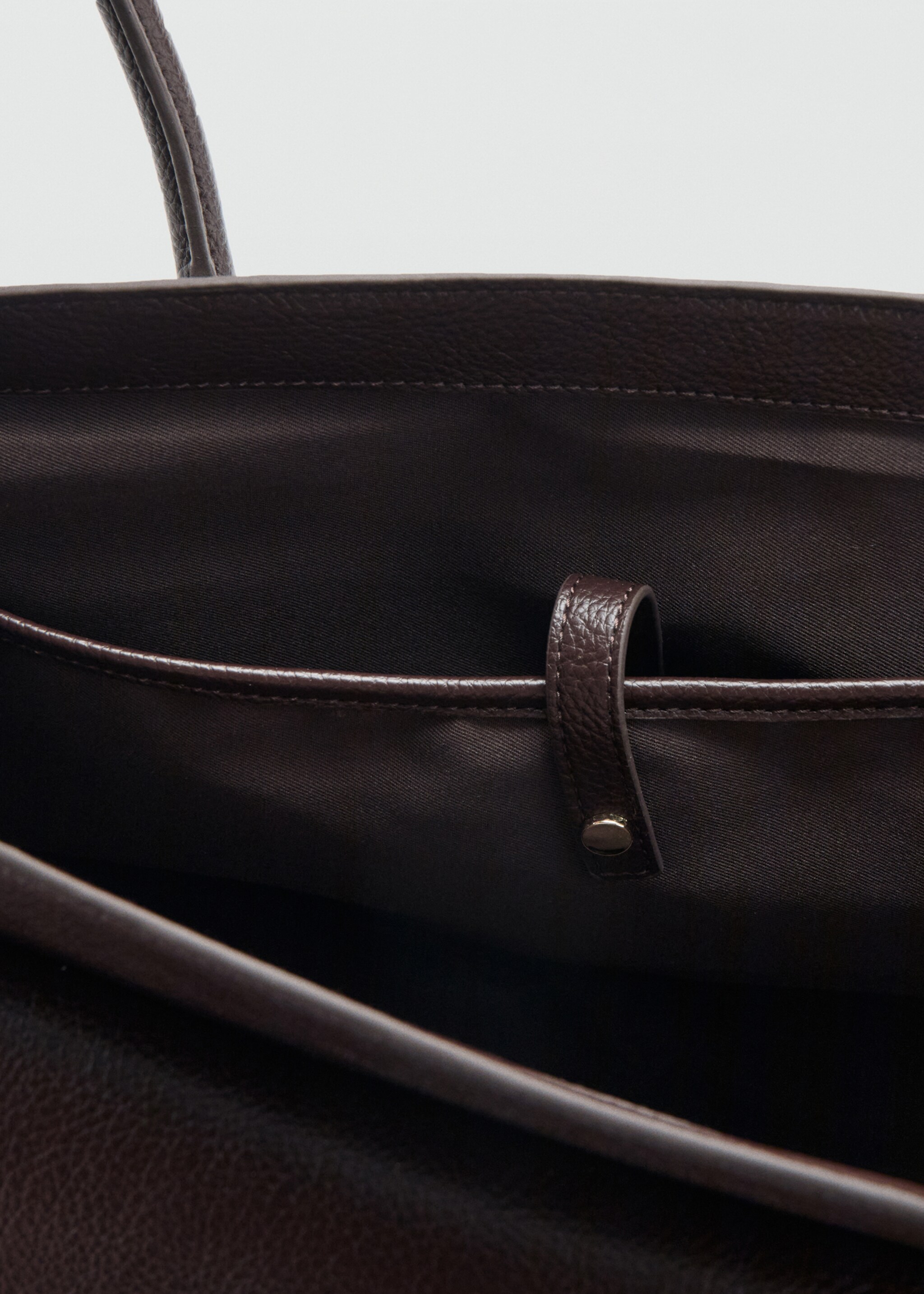 Medium city handbag with flap - Details of the article 4, Chocolate. Ref: 27045166-00.