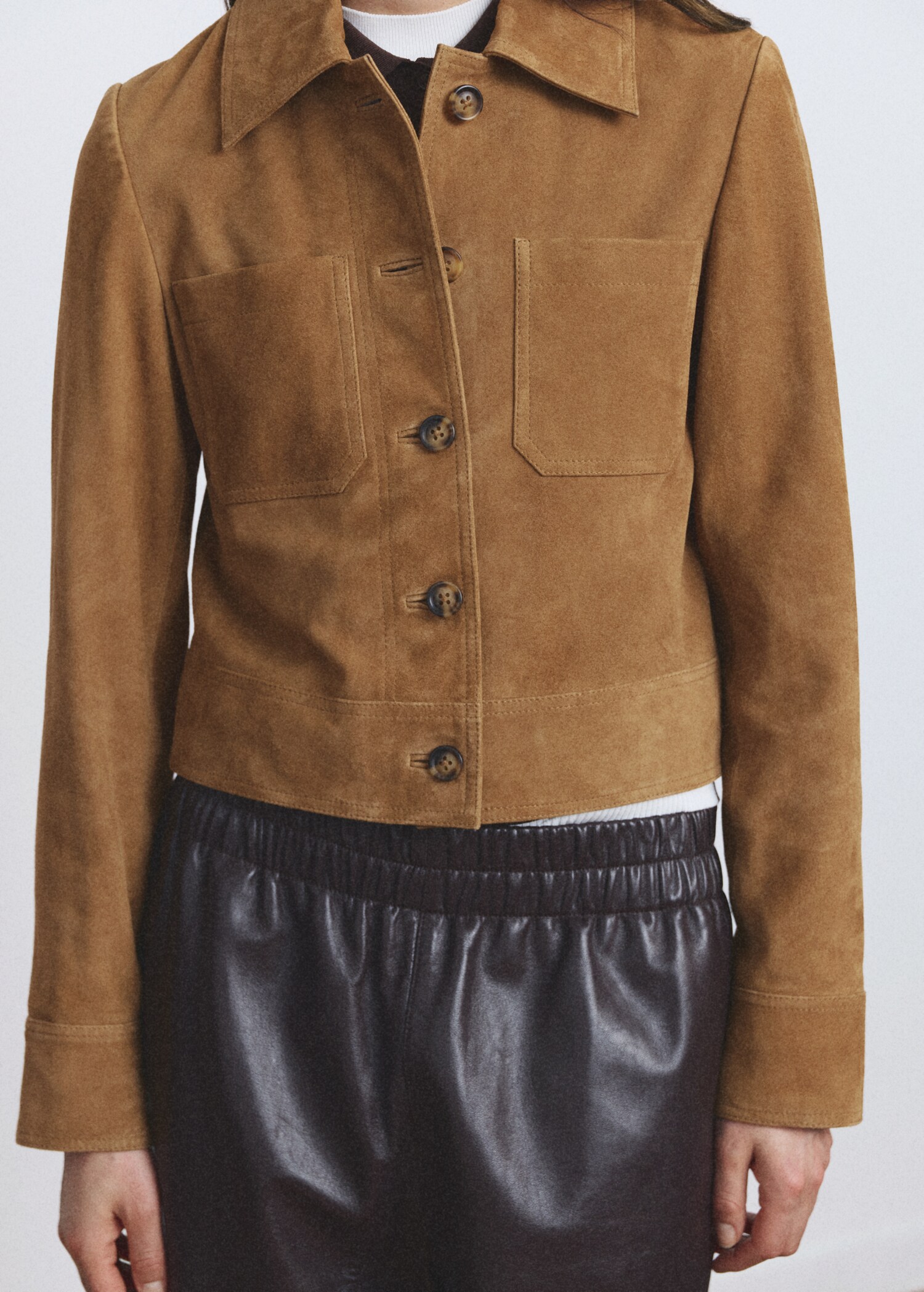 Veste daim boutons - Plan moyen