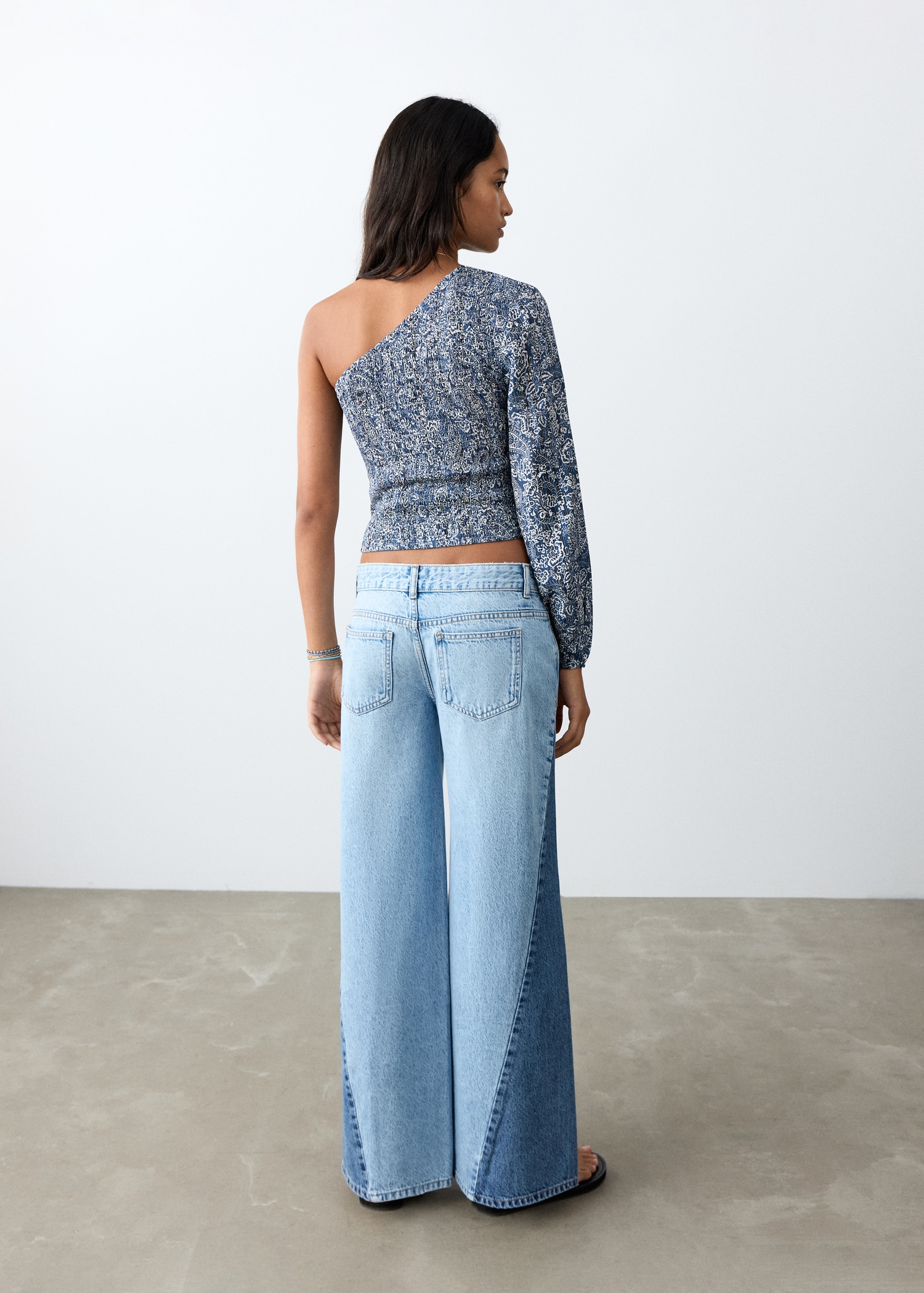 Asymmetric printed top - Reverse of the article