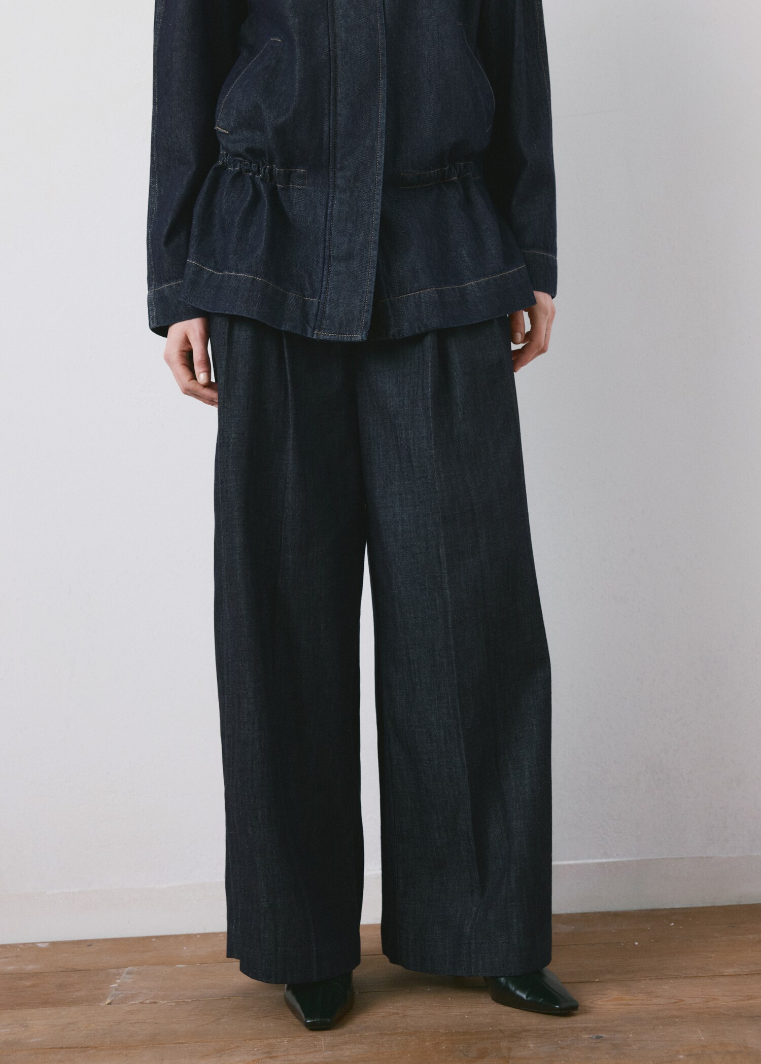 Wide leg denim trousers with belt loops - Details of the article 6