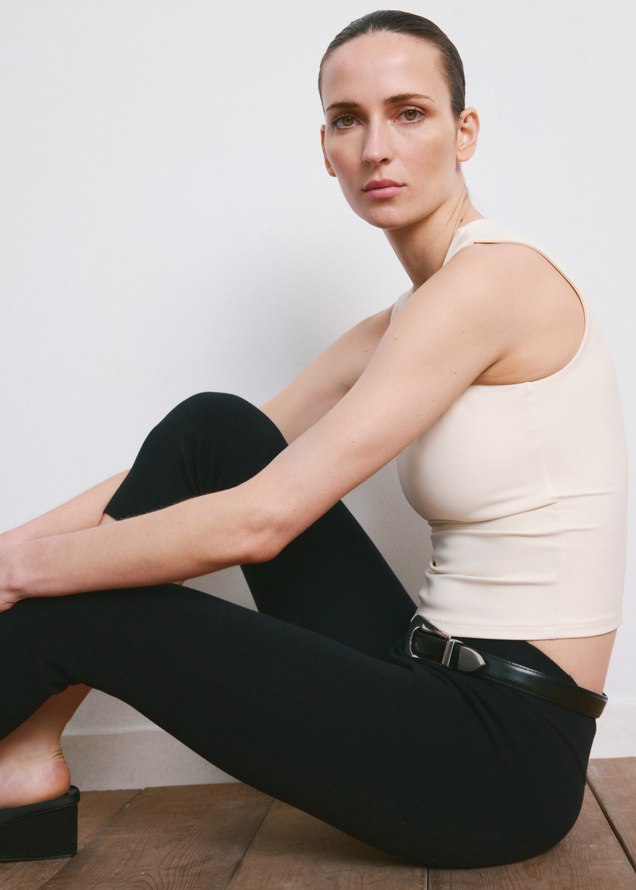 Fitted V-neck top - Details of the article 2, Ecru. Ref: 27045828-00.