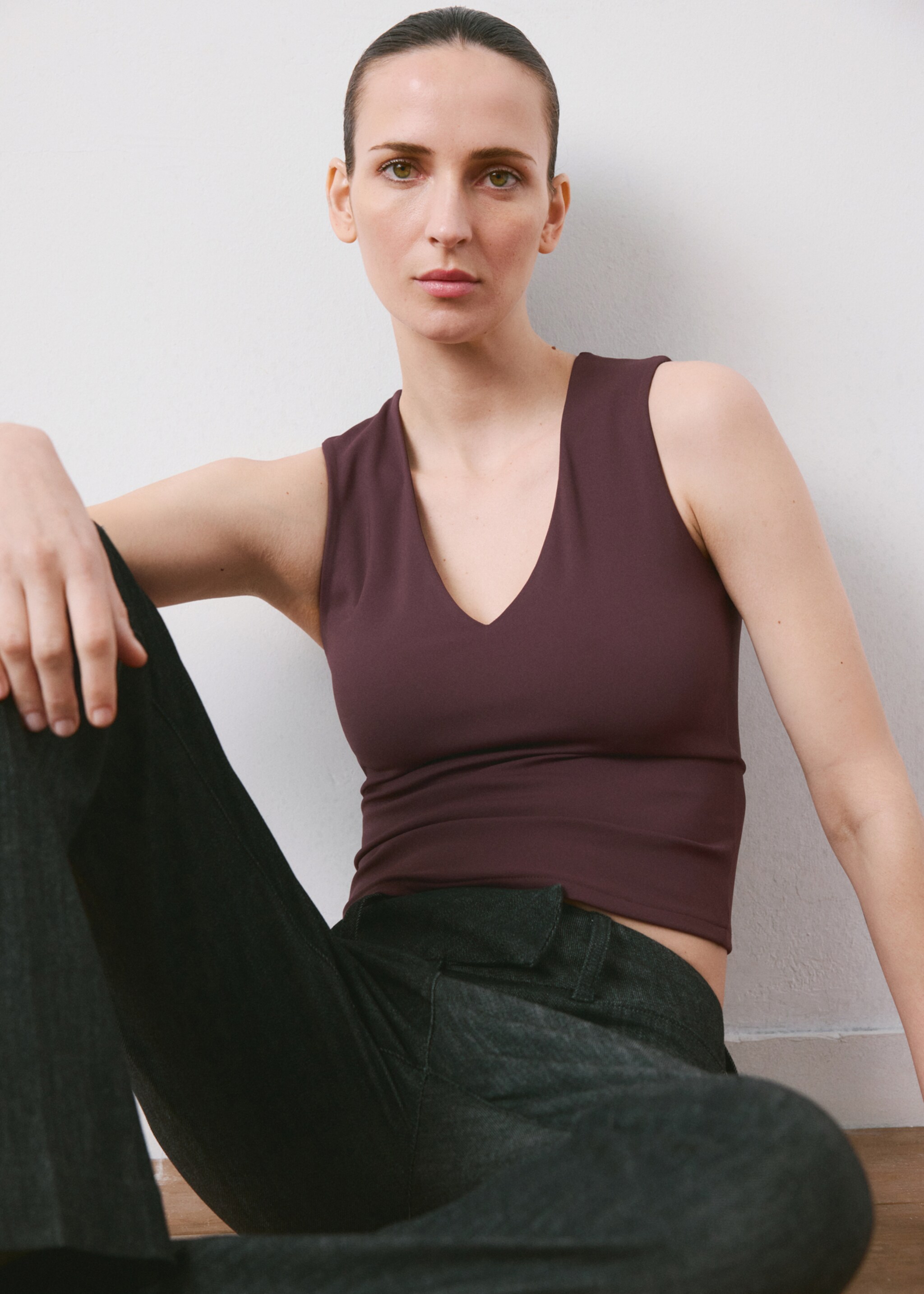Fitted V-neck top - Details of the article 2, Burgundy. Ref: 27045828-00.