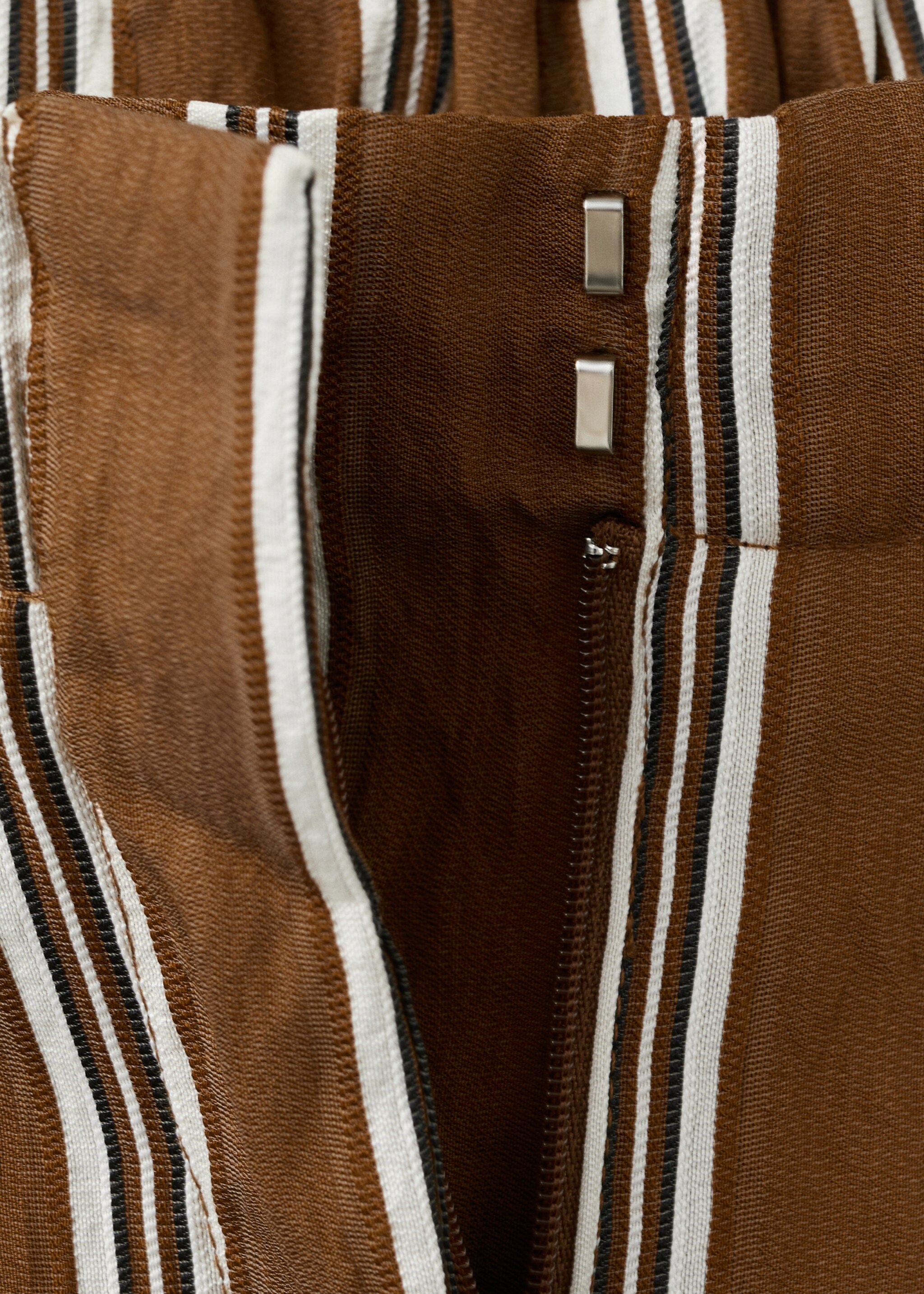 Pantalon rayures pinces - Détail de l'article 8, Marron. Ref: 27045830-00.