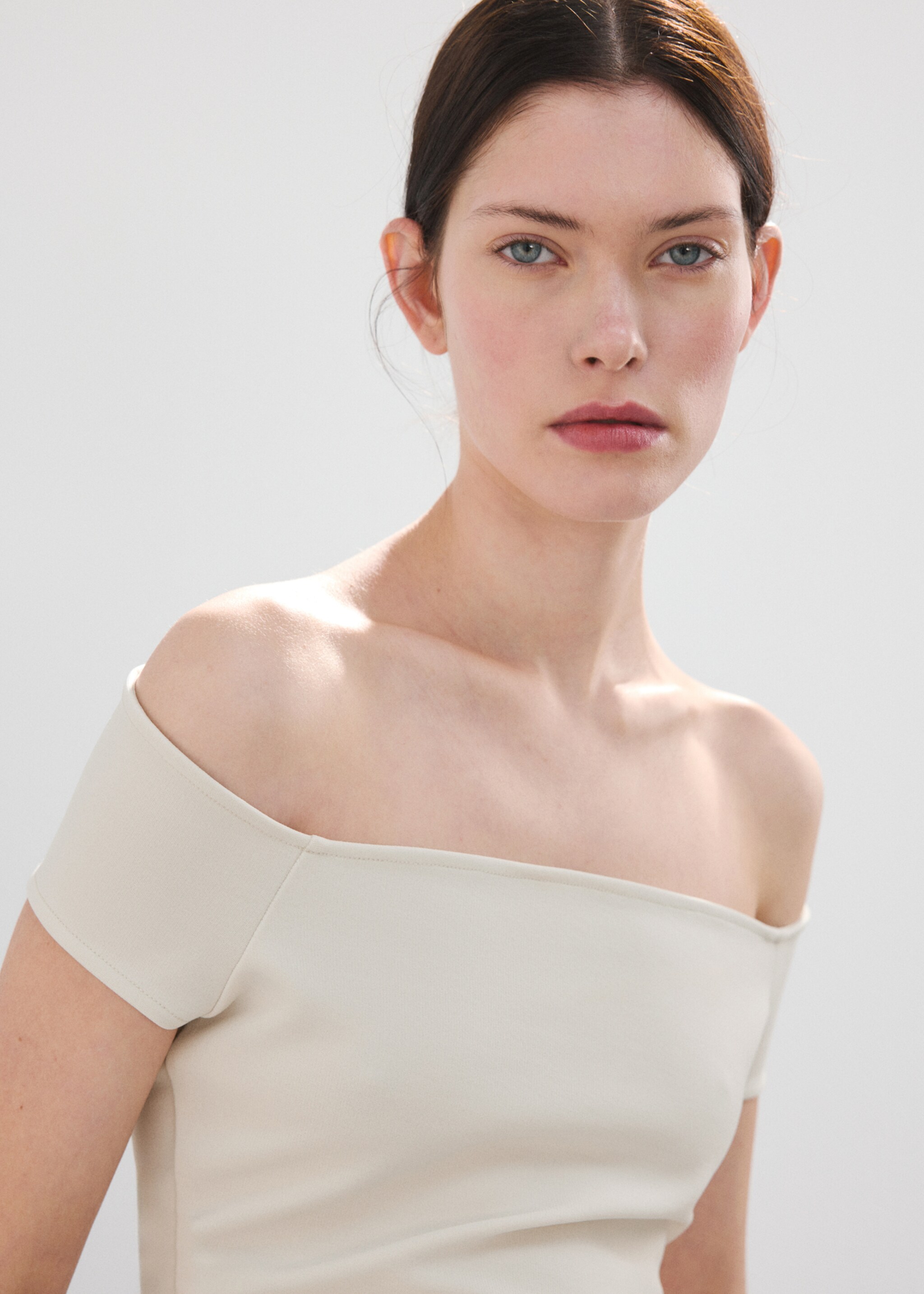 Strapless fitted top - Details of the article 1, White. Ref: 27045842-00.