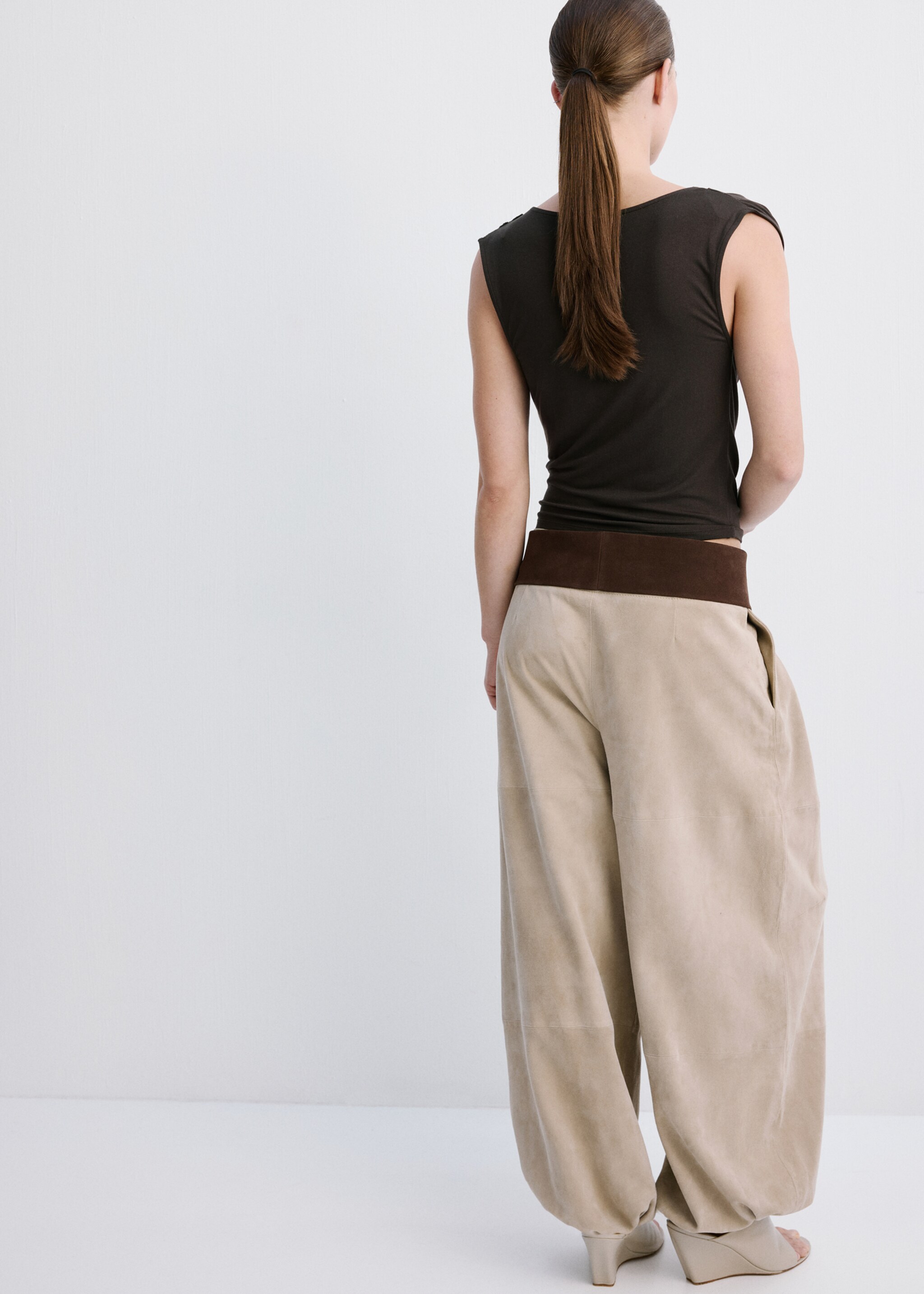 Draped fitted t-shirt - Details of the article 6, Brown. Ref: 27045843-00.