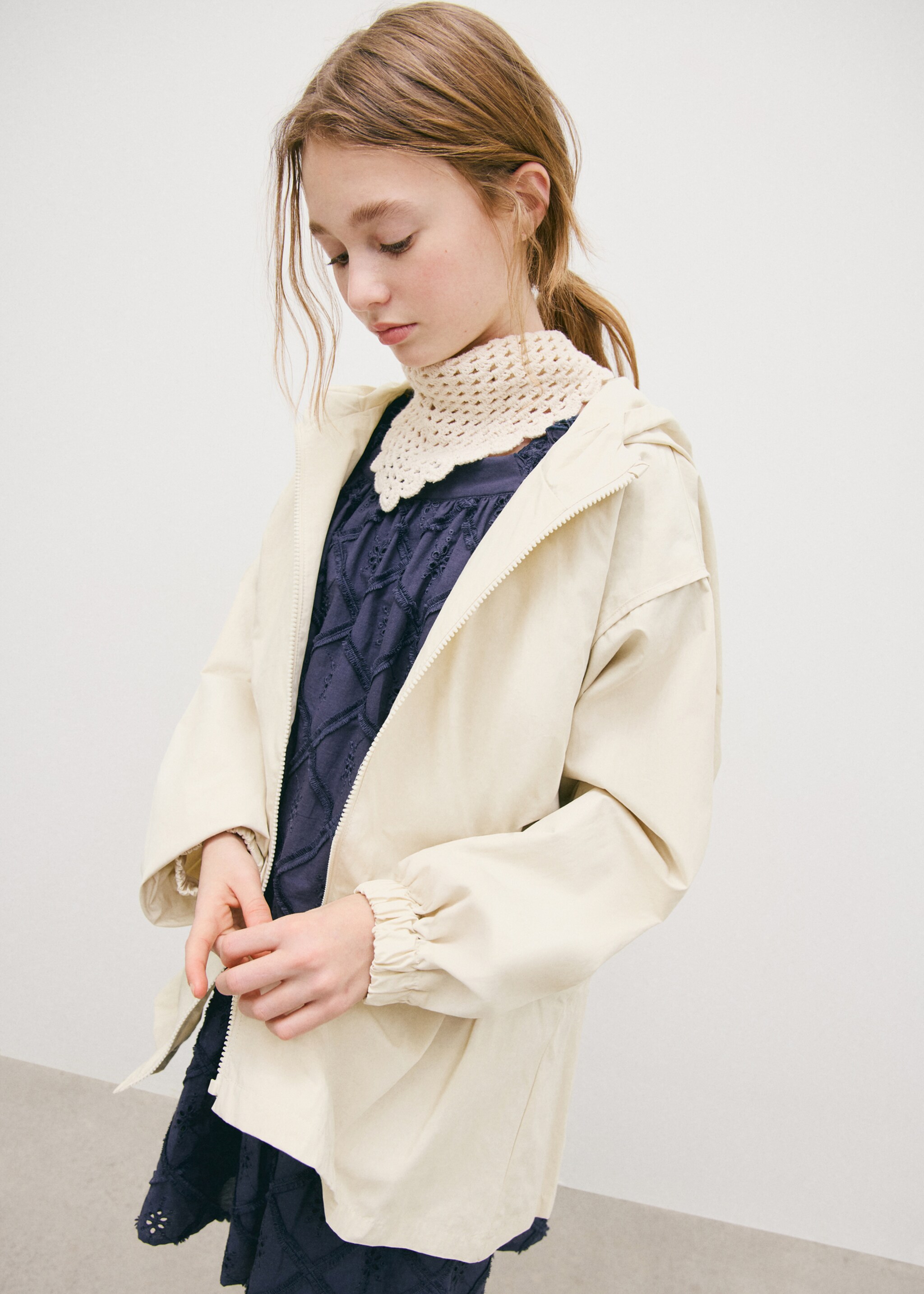 Veste cirée avec nœud - Plan moyen, Écru. Ref: 27045929-00.