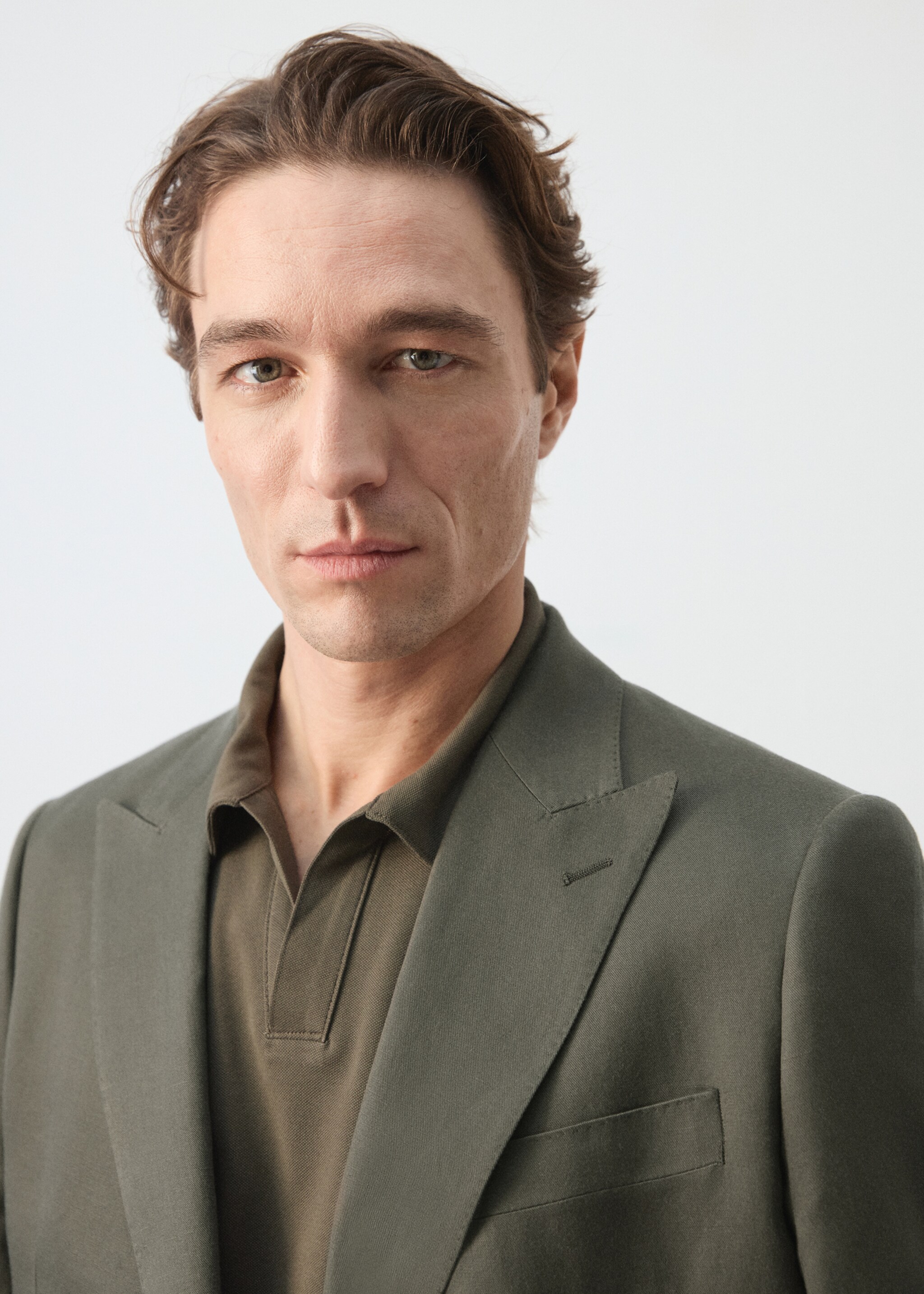 Veste de costume croisée Amalfi slim fit - Détail de l'article 6, Kaki. Ref: 27045935-00.