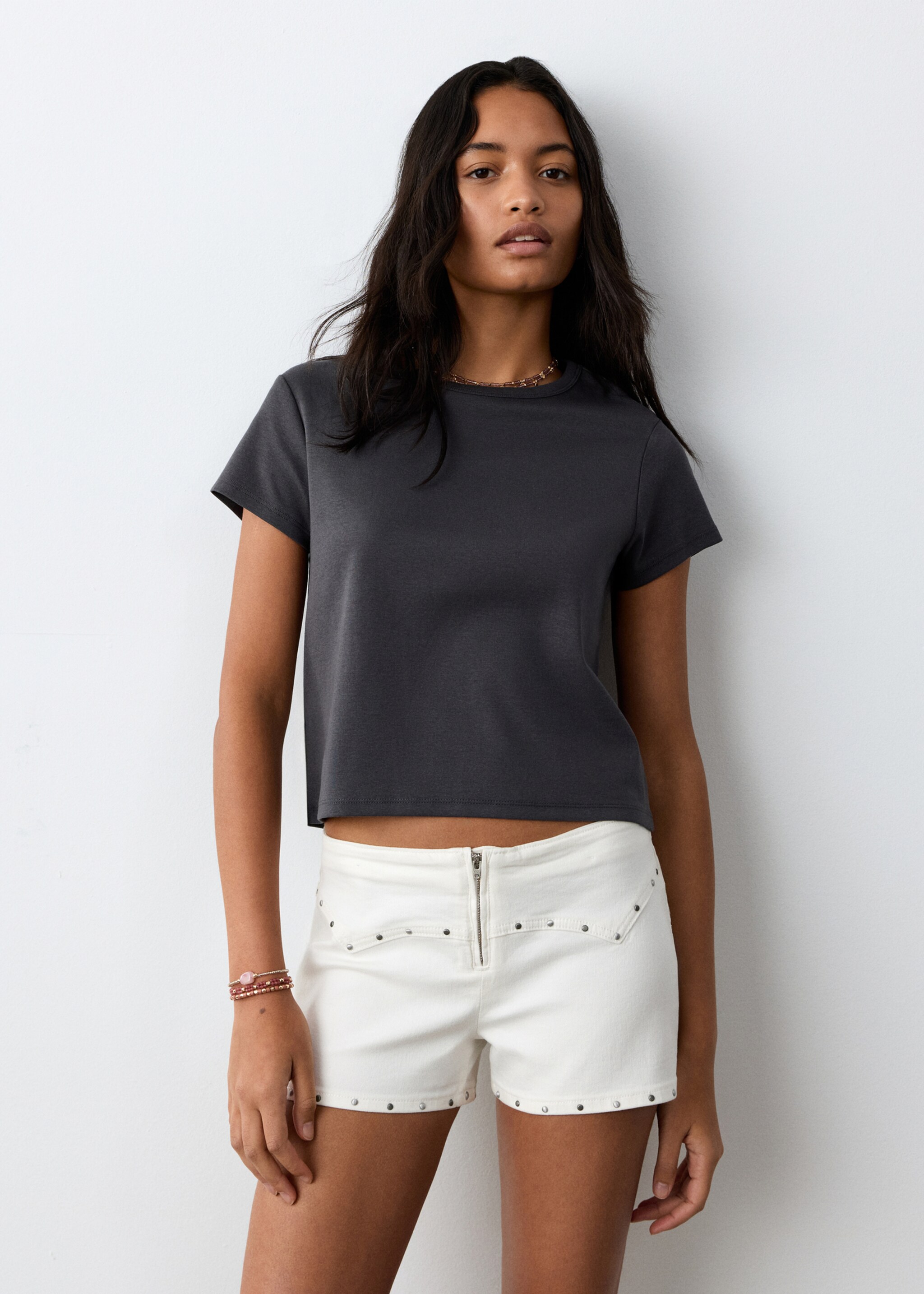 Mini-Shorts mit Nieten - Mittlere Ansicht, Cremeweiß. Ref: 27045937-00.