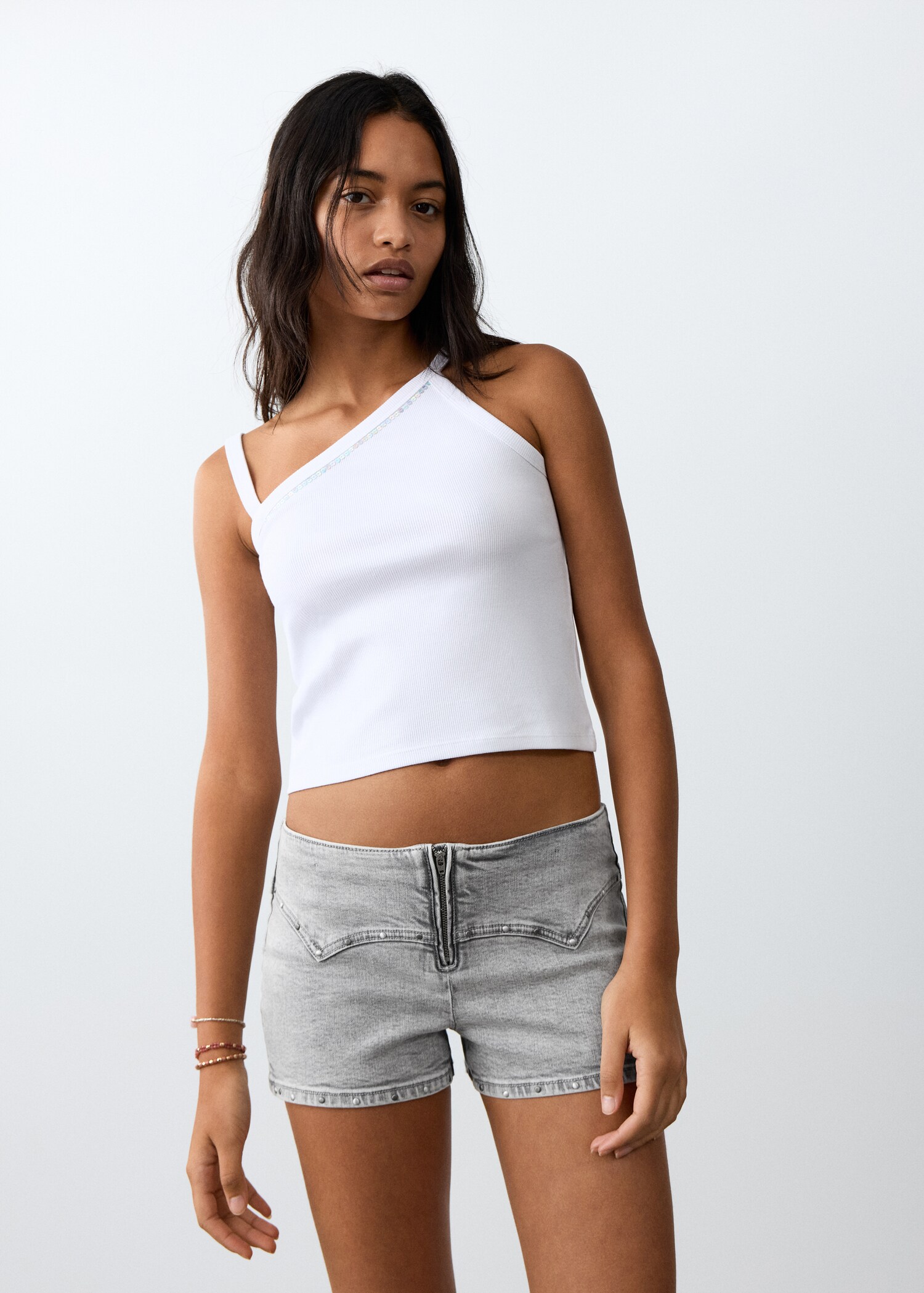 Mini shorts tachuelas - Plano medio