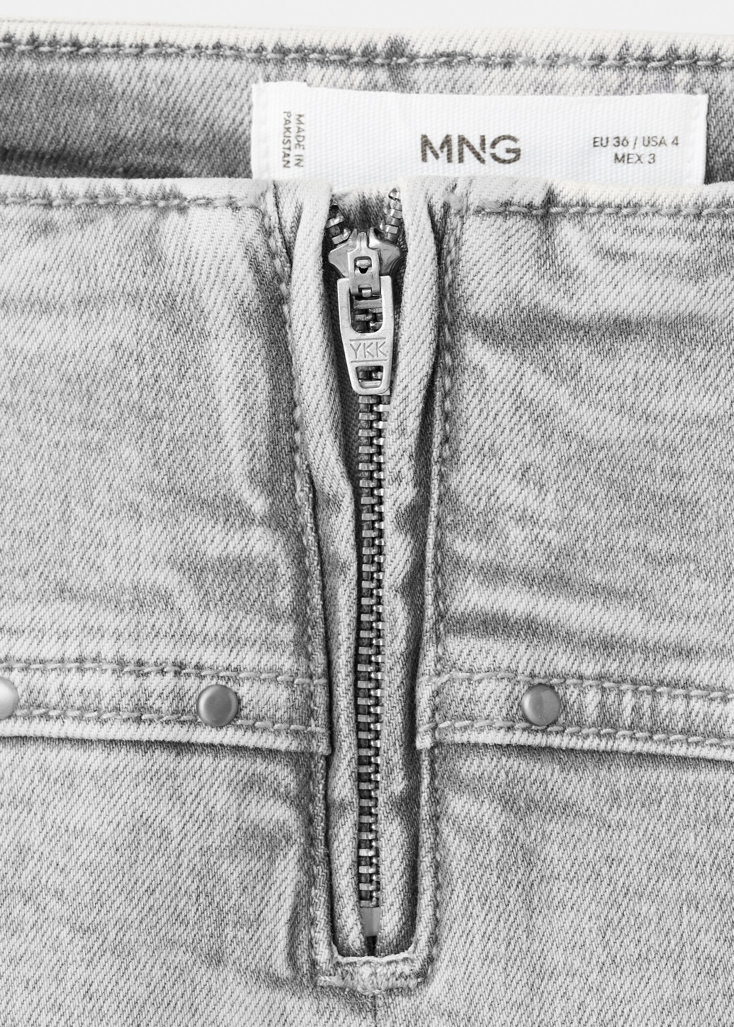 Mini-Shorts mit Nieten - Detail des Artikels 8