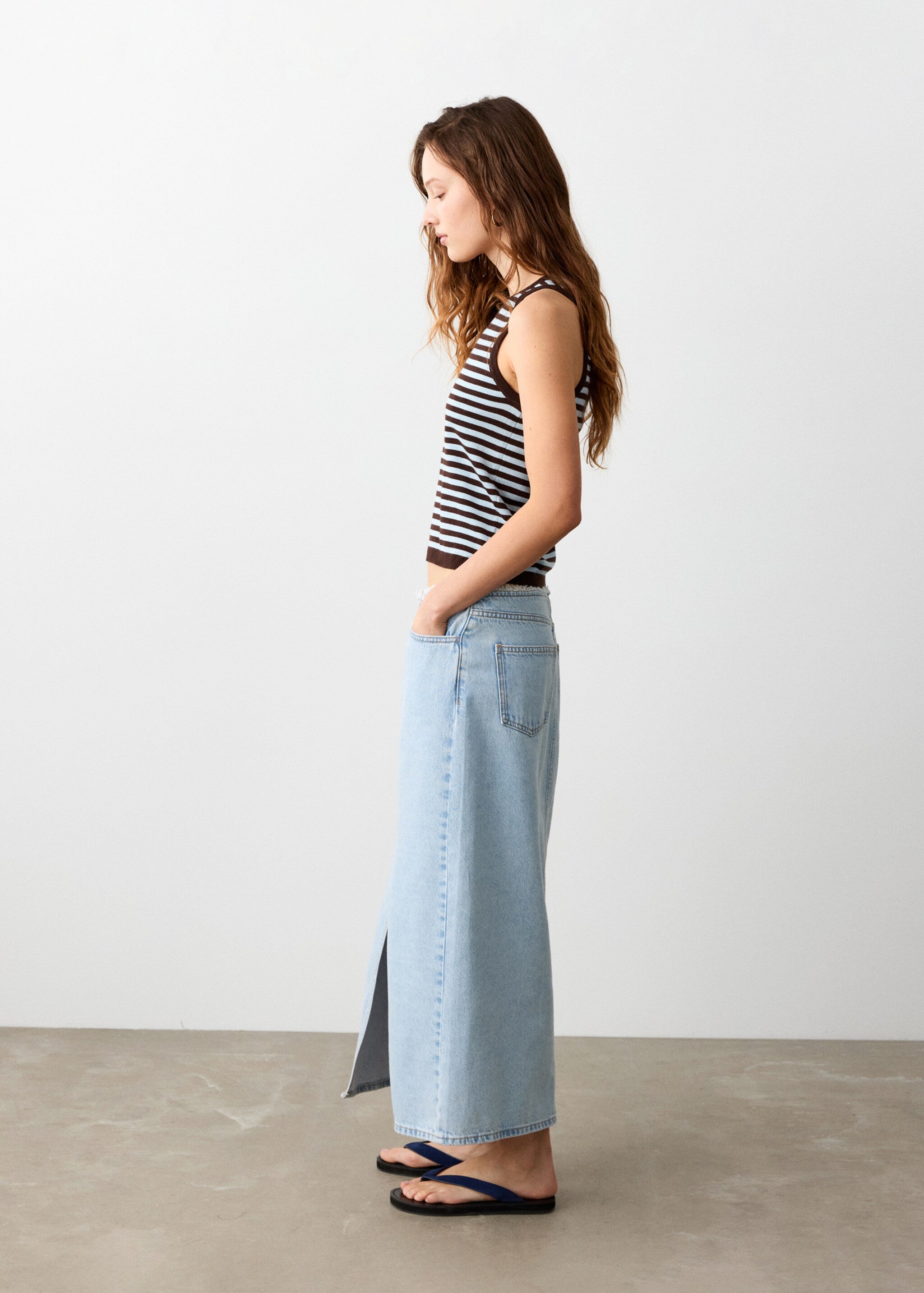 Frayed hem midi denim skirt - Medium plane, Bleach Blue. Ref: 27045940-00.