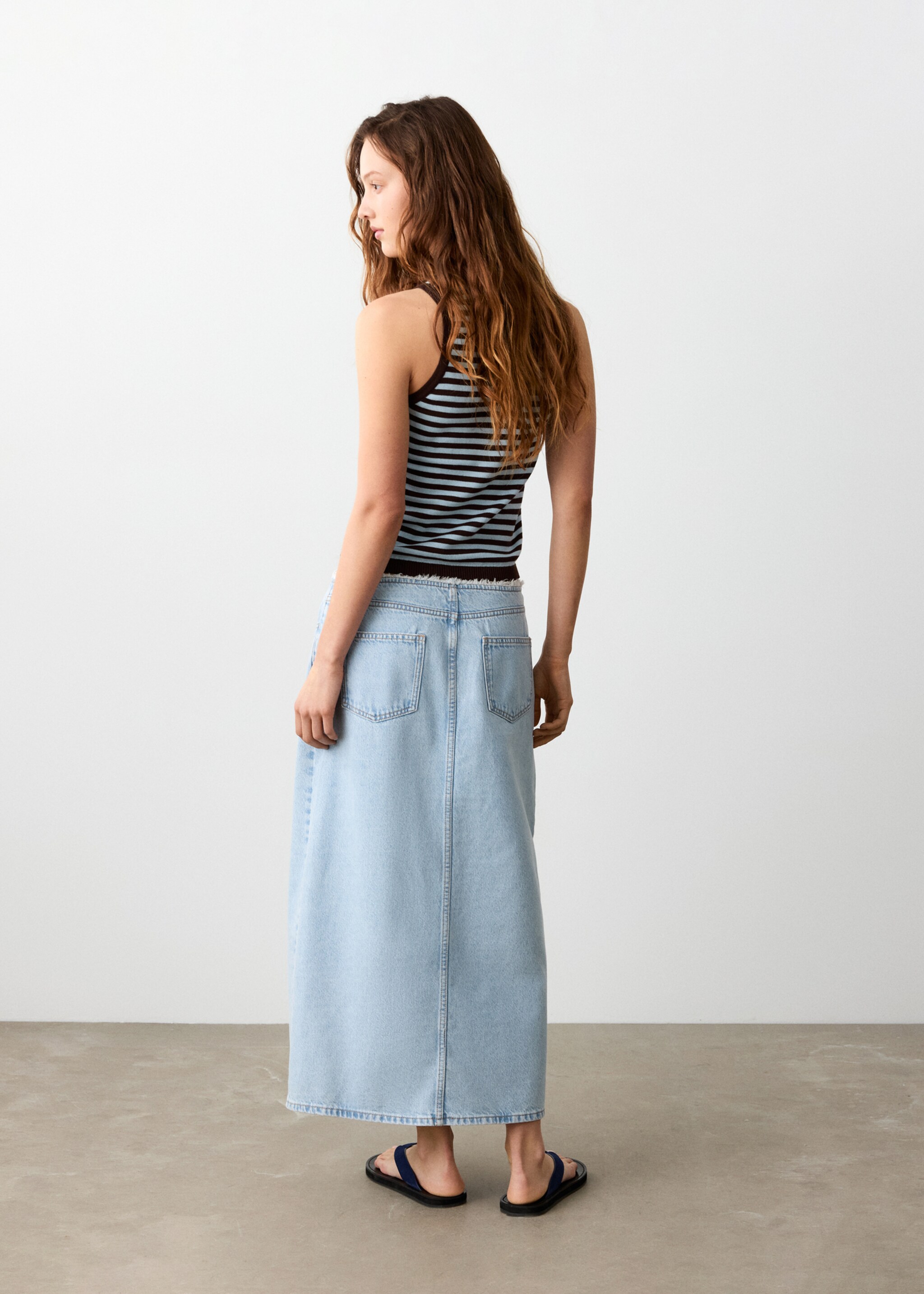 Frayed hem midi denim skirt - Reverse of the article, Bleach Blue. Ref: 27045940-00.