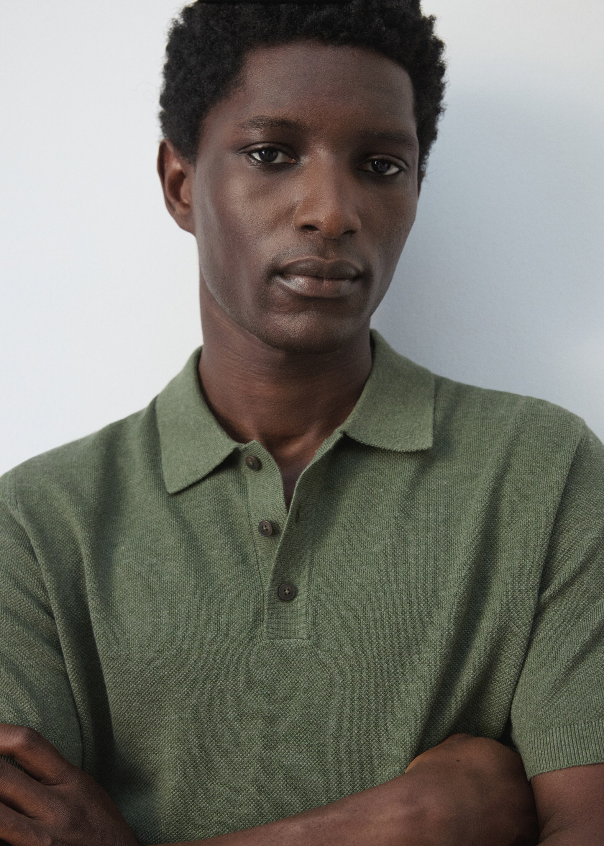 Polo en maille fine à micro-structure - Détail de l'article 1, Vert forêt. Ref: 27045944-00.