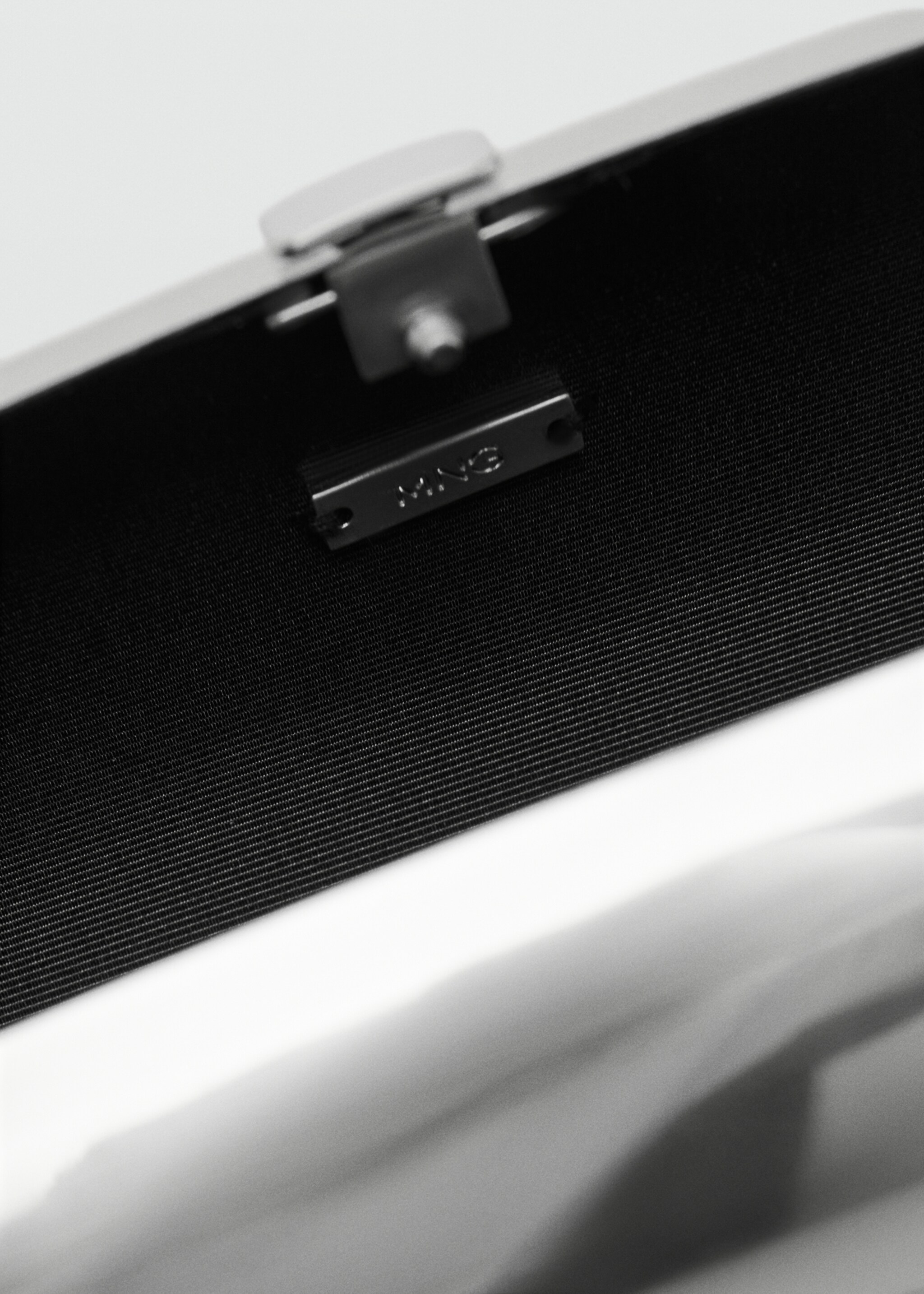 Metallic clutch bag - Details of the article 1, Silver. Ref: 27045956-00.